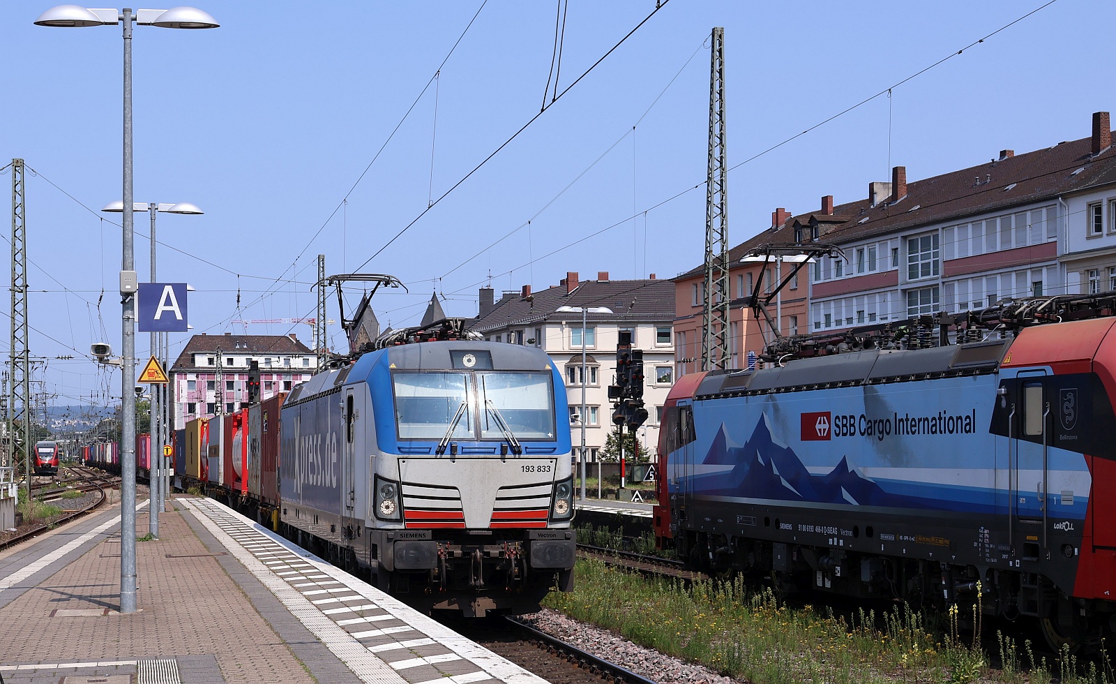 BoxXpress 193 833-1 mit KLV/Containerzug Durchfahrt Koblenz Hbf. 12.08.2025