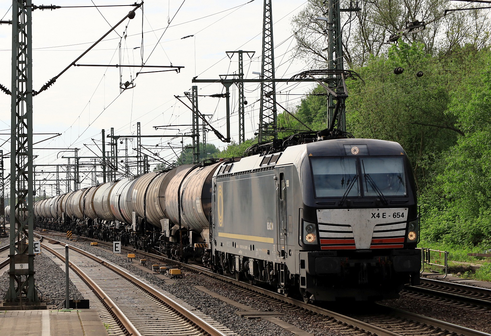 BRLL 193 654-1, REV/MMAL/29.03.17, Verl/BRCE/19.03.25 mit Kesselzug Durchfahrt Harburg Bhf. 04.05.2024