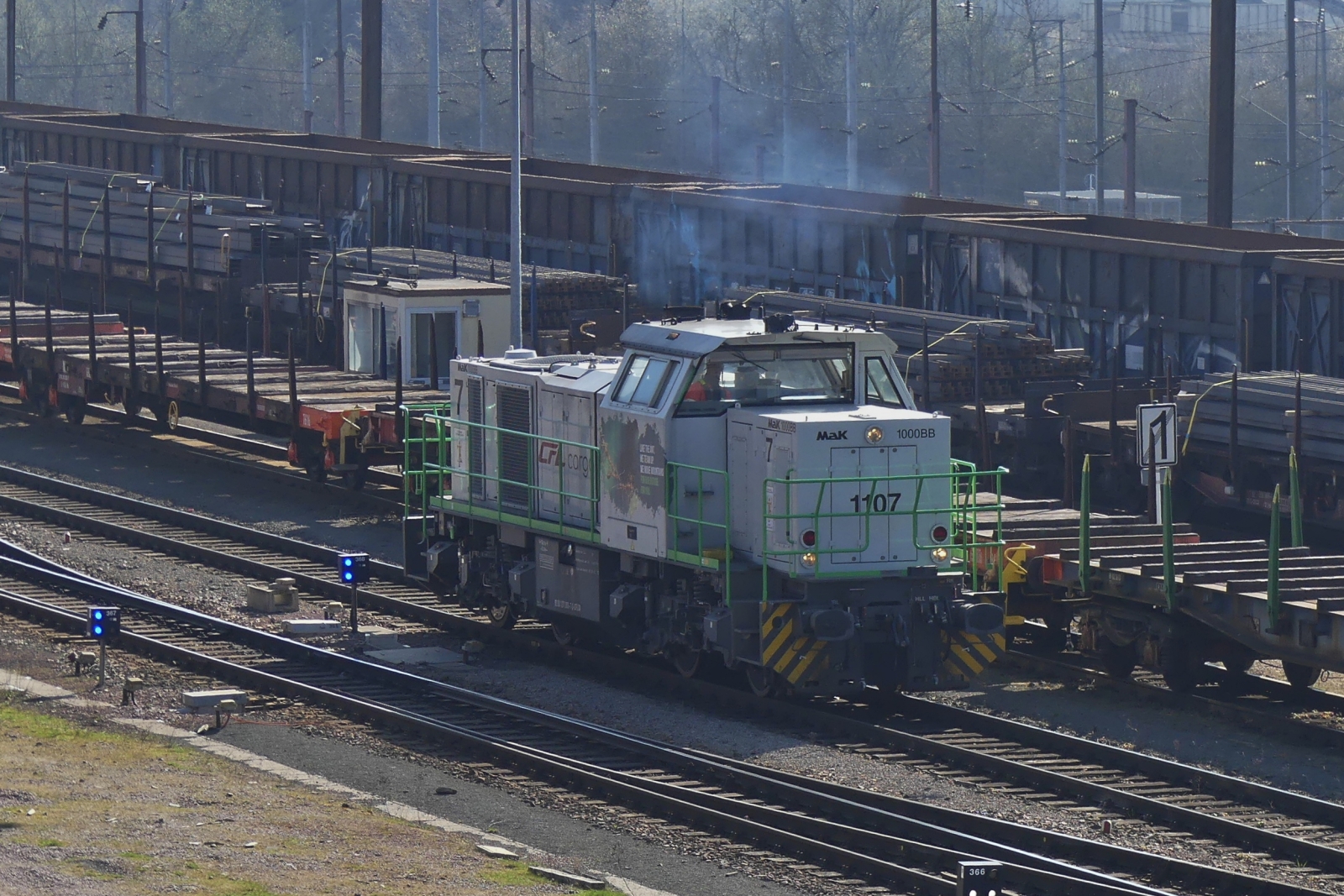 CFL Cargo Mietlok 1107 (92 80 1271 005-1 D-CFLCA), Vossloh G 1000 BB, Fabriknr. 1001463, Baujahr 2003,  Bauart B’B‘-dh, durchf�hrt in Solofahrt das Gel�nde von Arcelor Mittal gesehen vom V�lodukt aus in Esch Belval. 08.03.2024