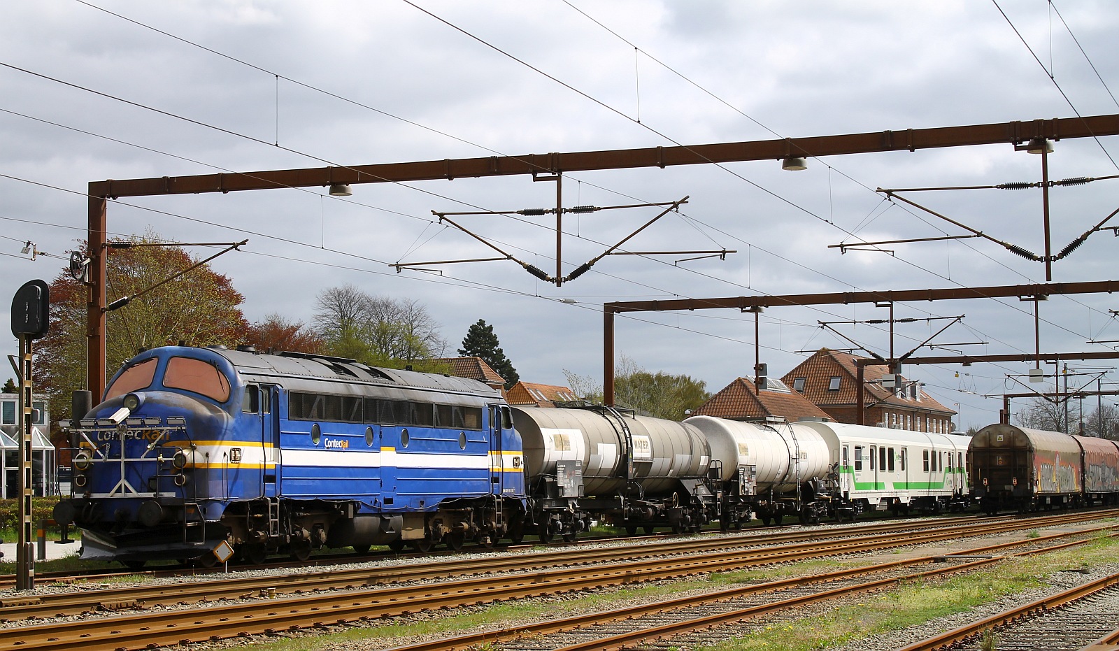Contec MY 1158 mit Spritzzug in Warteposition im Bhf Pattburg. 03.05.2023 MS/DS