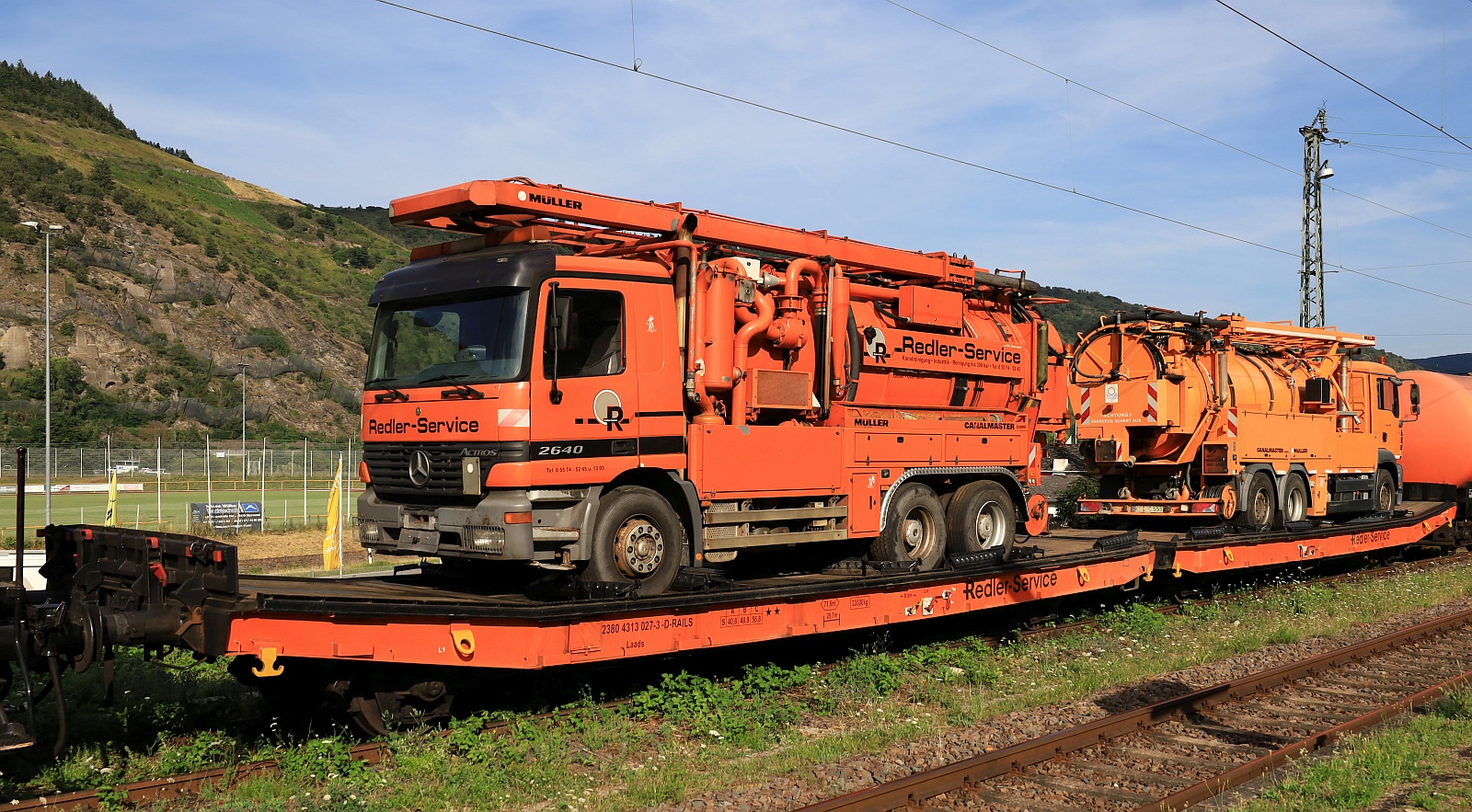 D-RAILS 2380 4313 027-3 Gattung Laads der Fa. Redler Service beladen mit zwei Sp�l LKW s. Oberwesel 06.08.2024