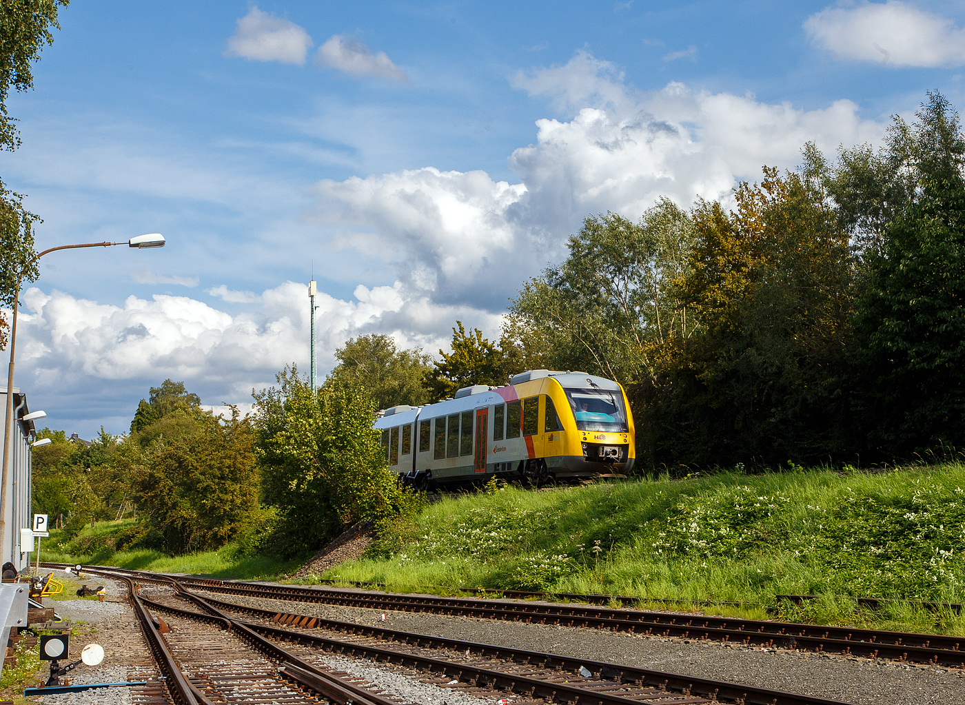 Da kommt er....
Der VT 257 (95 80 0648 157-5 D-HEB / 95 80 0648 657-4 D-HEB) ein Dieseltriebzug vom Typ Alstom Coradia LINT 41 der HLB (Hessische Landesbahn), ex Vectus VT 257, erreicht als RB 96 „Hellertalbahn“ (Neunkirchen – Herdorf – Betzdorf) bald den Bahnhof Herdorf. 