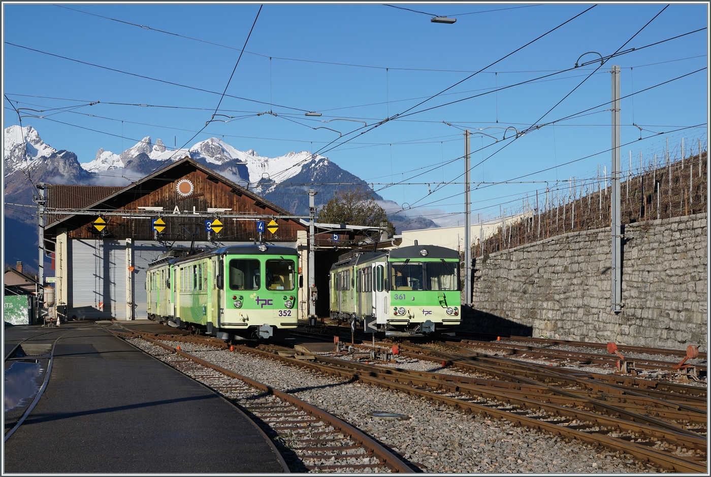 Da der R 70 325 zusätzlich zum Stunden-Takt, fährt, ergibt sich in Aigle Dépôt A-L eine Kreuzung mit mit dem R 70 332. 
Dieses Bild zeigt den nun nach Aigle (Bahnhof SBB) ausfahrenden R 70 325. 

27. Jan. 2024