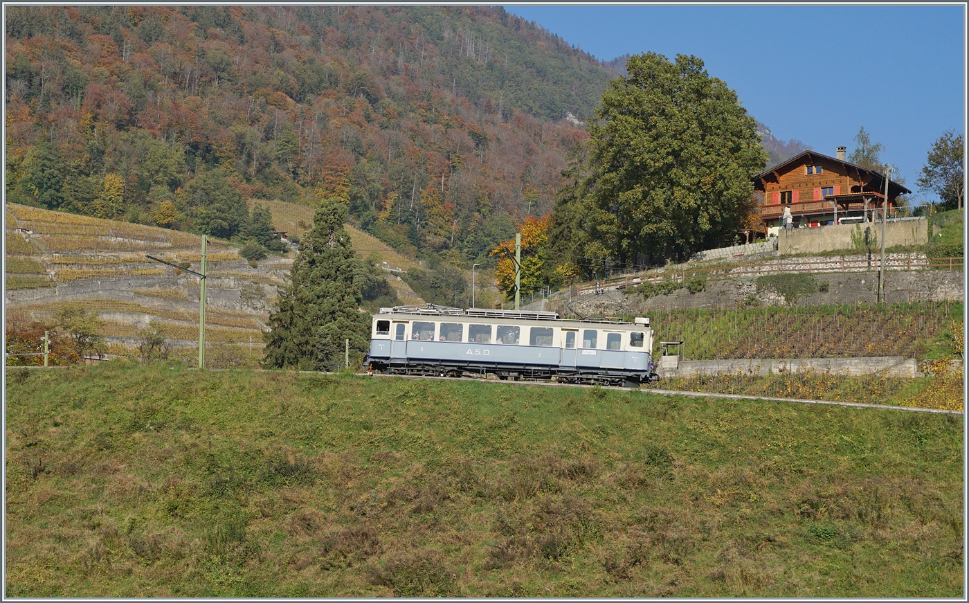 Da der schöne Triebwagen gleich hinter der Kurve verschwinden wird noch ein letztes Bild des  Association ASD 1914 BCFe 4/4 in den Rebbergen oberhalb von Aigle. 

2. Nov. 2024