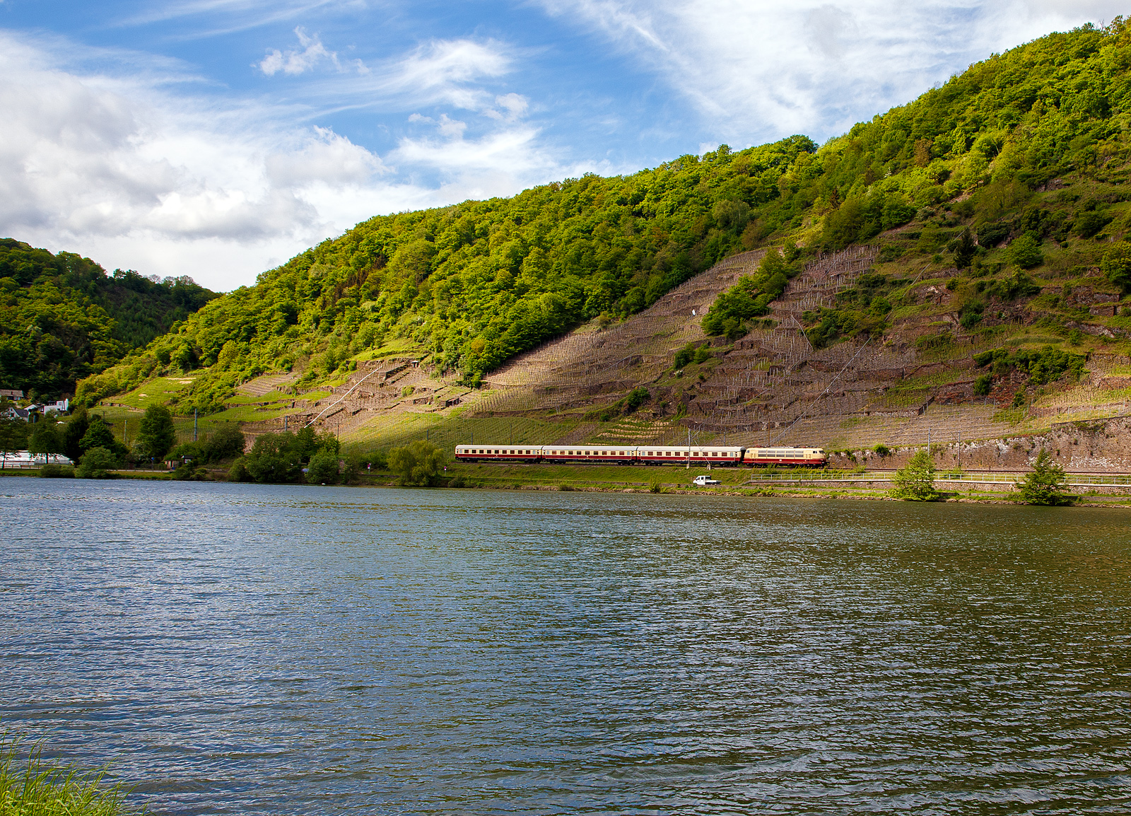 Dampfspektakel 2018 - Die 103 113-7 (91 80 6103 113-7 D-DB) vom DB-Museums in Koblenz mit ihrem kurzem TEE (Trans Europ Express) Sonderzug Trier - Wittlich - Koblenz, f�hrt am 28.04.2018 zwischen Kattenes und L�f in Richtung Koblenz. 

Man k�nnte auch anstelle von „TEE Rheingold“ wohl  auch TEE „Moselgold“ sagen;-)
