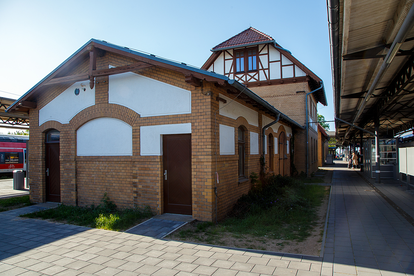 Das Empfangsgeb�ude vom Bahnhof Warnem�nde am 15 Mai 2022.

Der Bahnhof Warnem�nde liegt im gleichnamigen Ostseebad, einem Ortsteil der Hansestadt Rostock. Das Empfangsgeb�ude und einige weitere Anlagen des Bahnhofs stehen unter Denkmalschutz. Der Bahnhof ist Endpunkt der Linien S1, S2 und S3 der S-Bahn Rostock. Neben dem Rostocker Hauptbahnhof ist er der zweite Fernverkehrsbahnhof Rostocks mit Verbindungen nach Dresden, Leipzig oder Wien. Bis 1995 war er Ausgangspunkt der F�hren nach Gedser in D�nemark. Es sind es nur noch wenige Meter zu Fu� bis zum 2005 er�ffneten Warnem�nder Cruise Center, ca. 5 Minuten auch mit Gep�ck.
