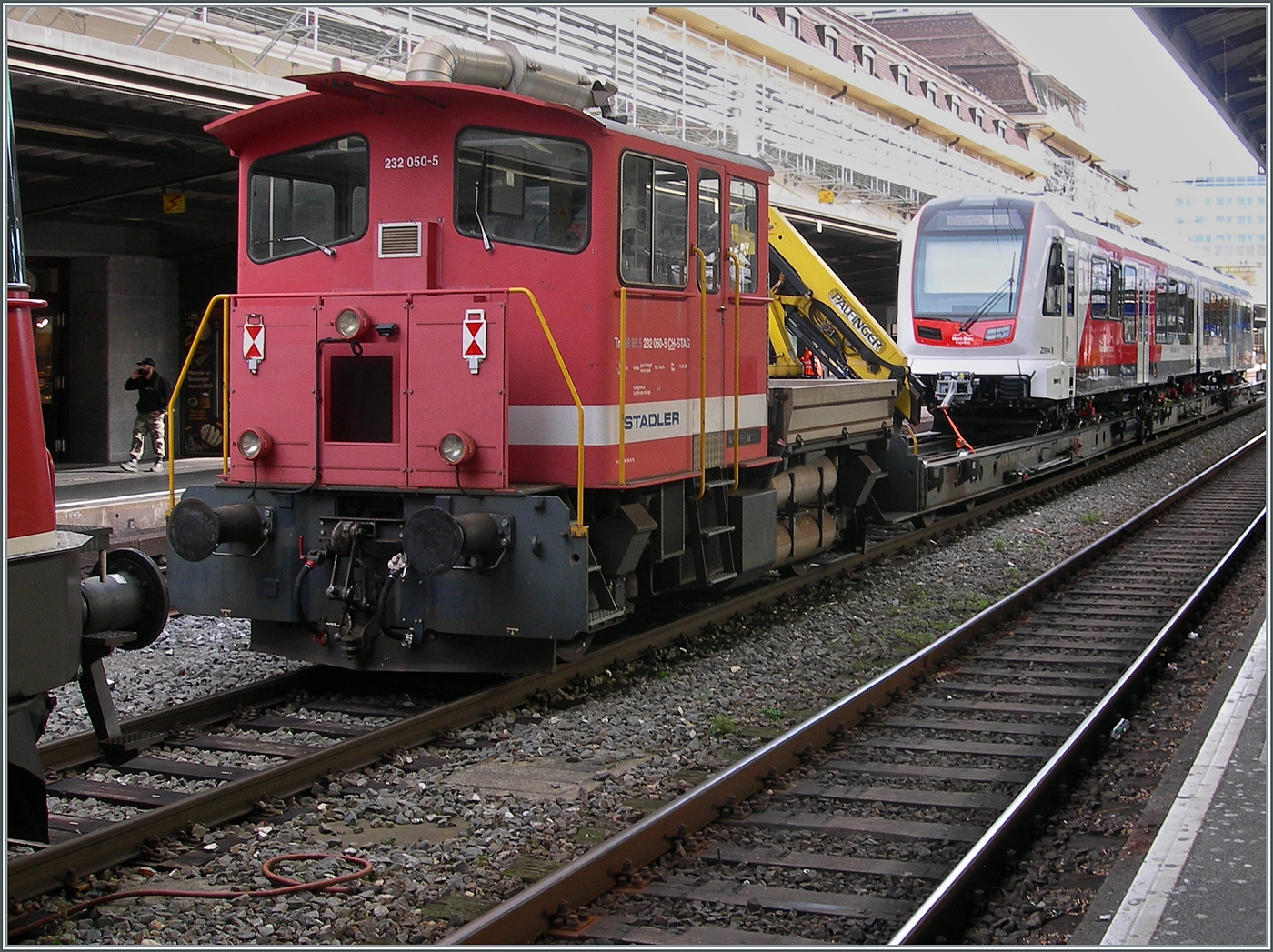 Das Geschehen von der anderen Seite betrachtet, zeigt sich der Stadler Tm 232 050-5 (UIC 98 85 5 232 050-5 CH-STAG) etwas besser und auch der Beh 4/4 / Z 894 (UIC 90 85 838 0894-8) auf den Uaikk Wagen setze sich gut in Szene. 

29. Oktober 2025