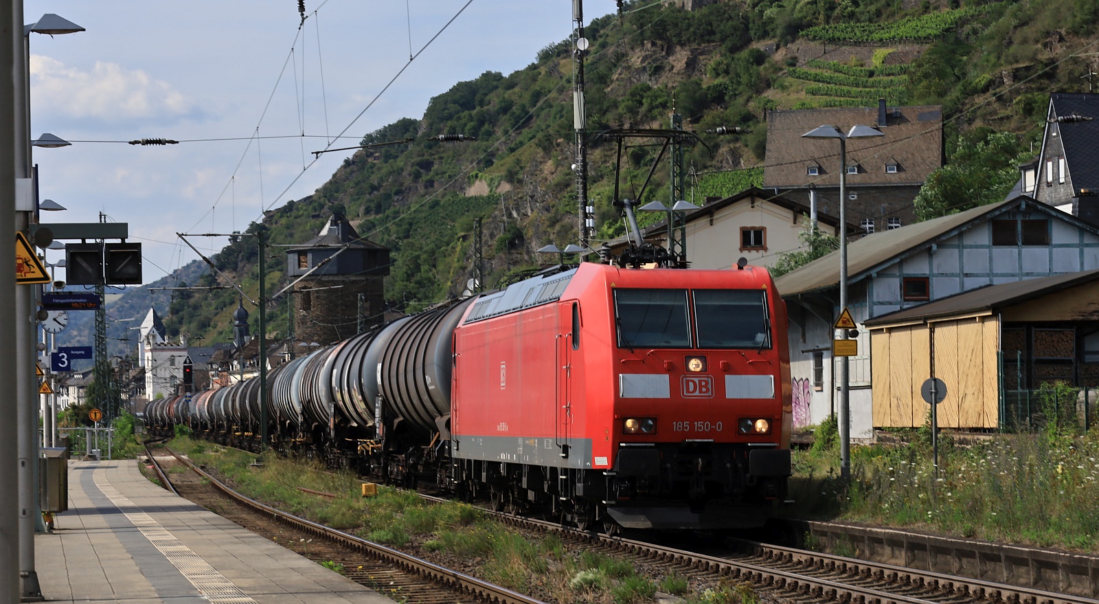 DB 185 150-0 mit Kesselwagenzug gen R�desheim unterwegs. Kaub 06.08.2024
