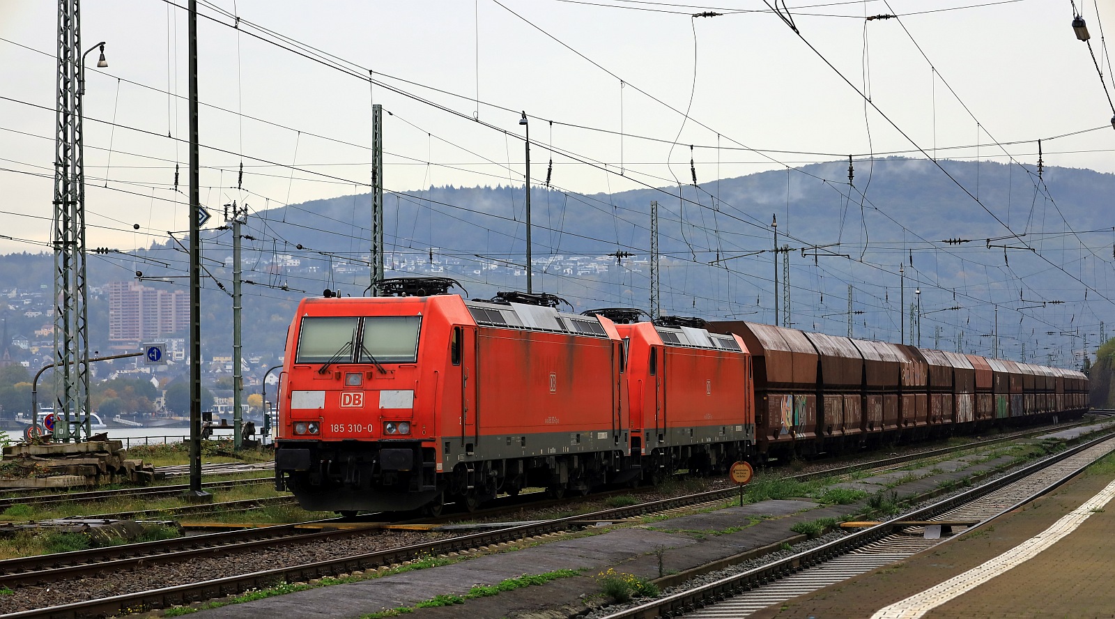 DB 185 310 + 256 mit Kohlezug abgestellt am Bhf R�desheim/Rhein. 24.10.2023
