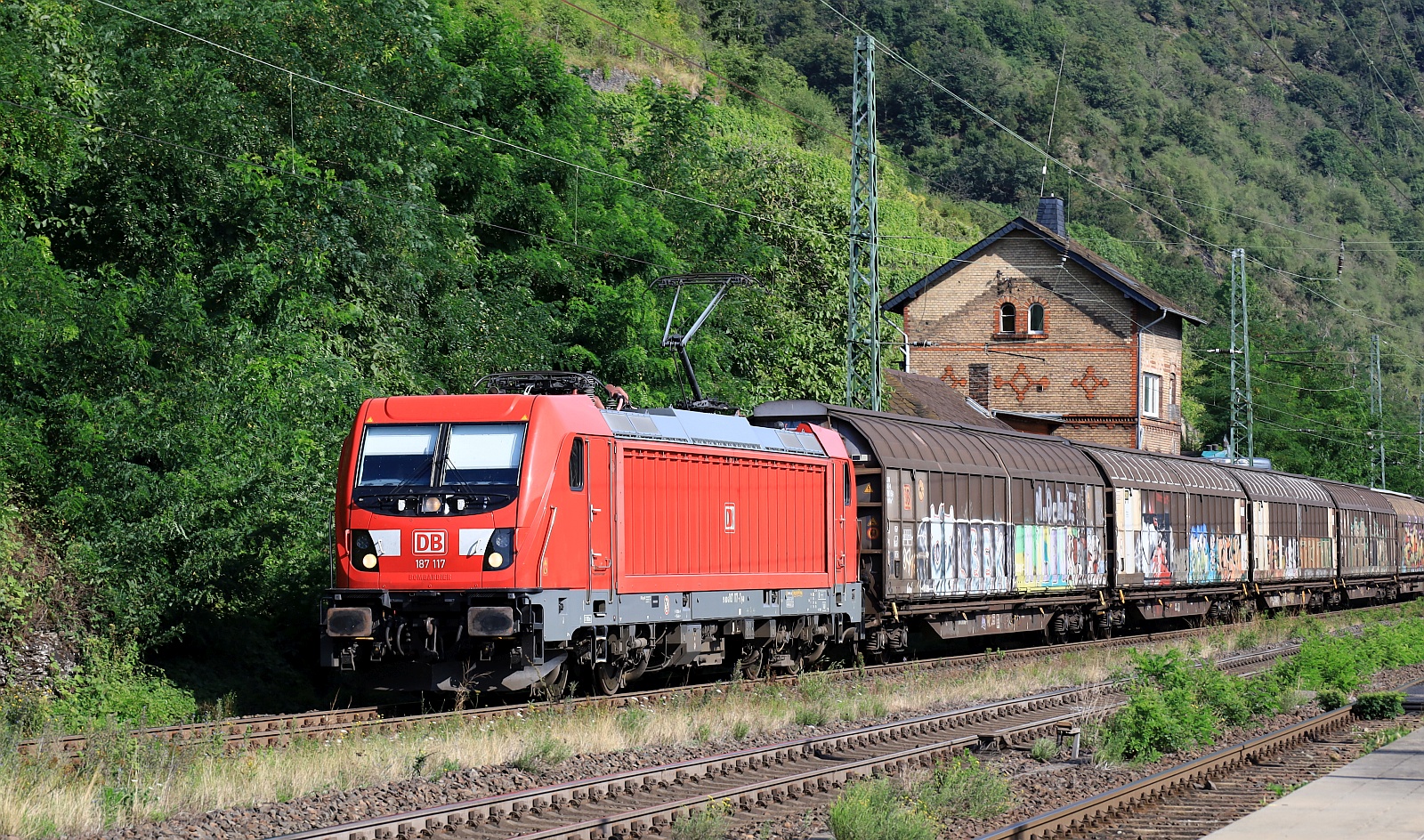 DB 187 117-7 REV/FKR X/01.02.17, Verl/RMR9/20.12.24 mit G�terzug in Kaub. 06.08.2024