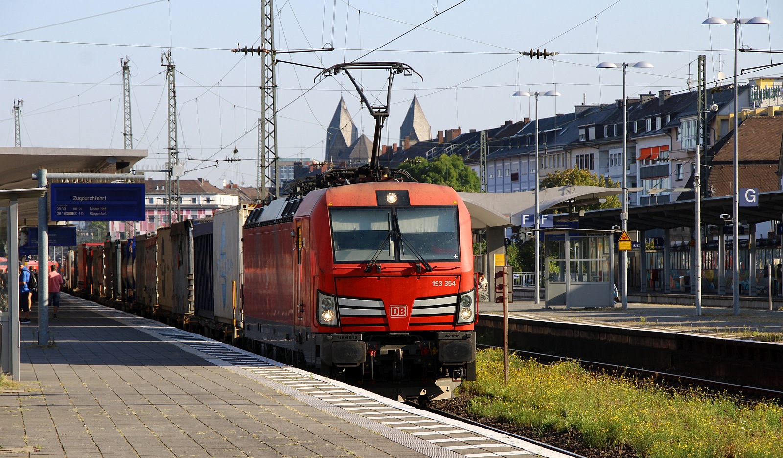 DB 193 354-8, REV/MMAL/23.05.18 mit COntainerzug Durchfahrt Koblenz Hbf. 11.09.2023