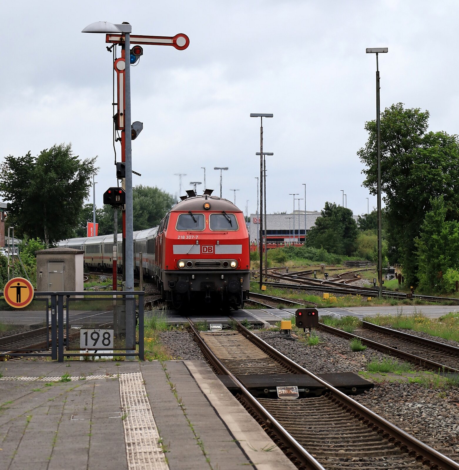 DB 218 307 + 218 322 Einfahrt Niebüll mit leicht verspätetem IC 2375/2393 nach Stuttgart. Niebüll 15.07.2025