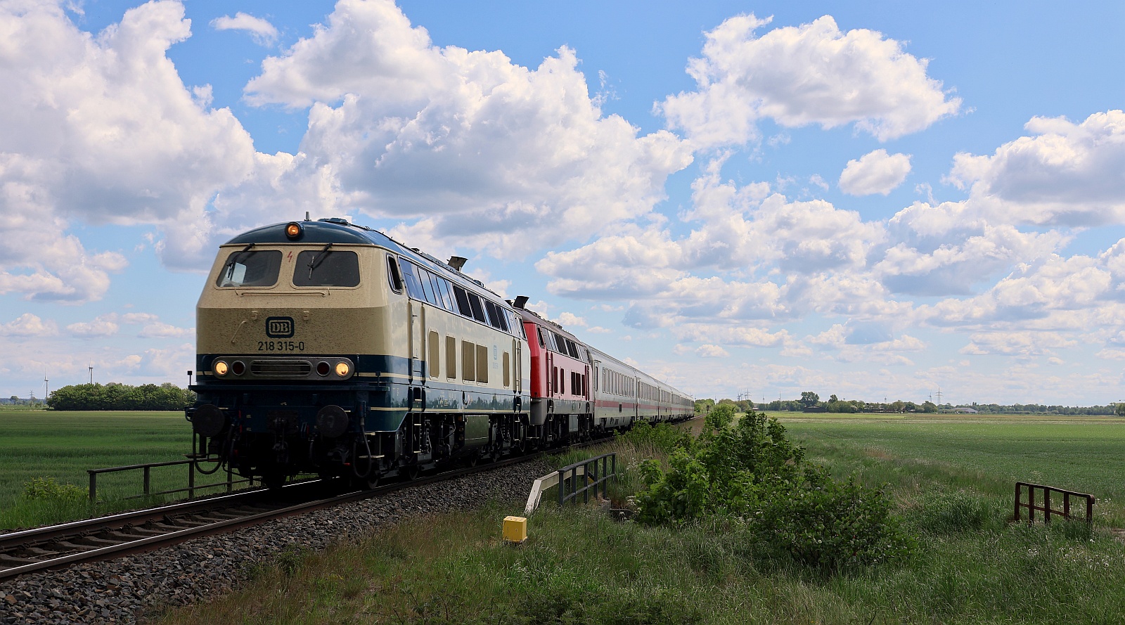 DB 218 315 + 218 307 mit dem verspäteten IC 2214 auf dem Weg nach Westerland. Bü Triangel 18.05.2025