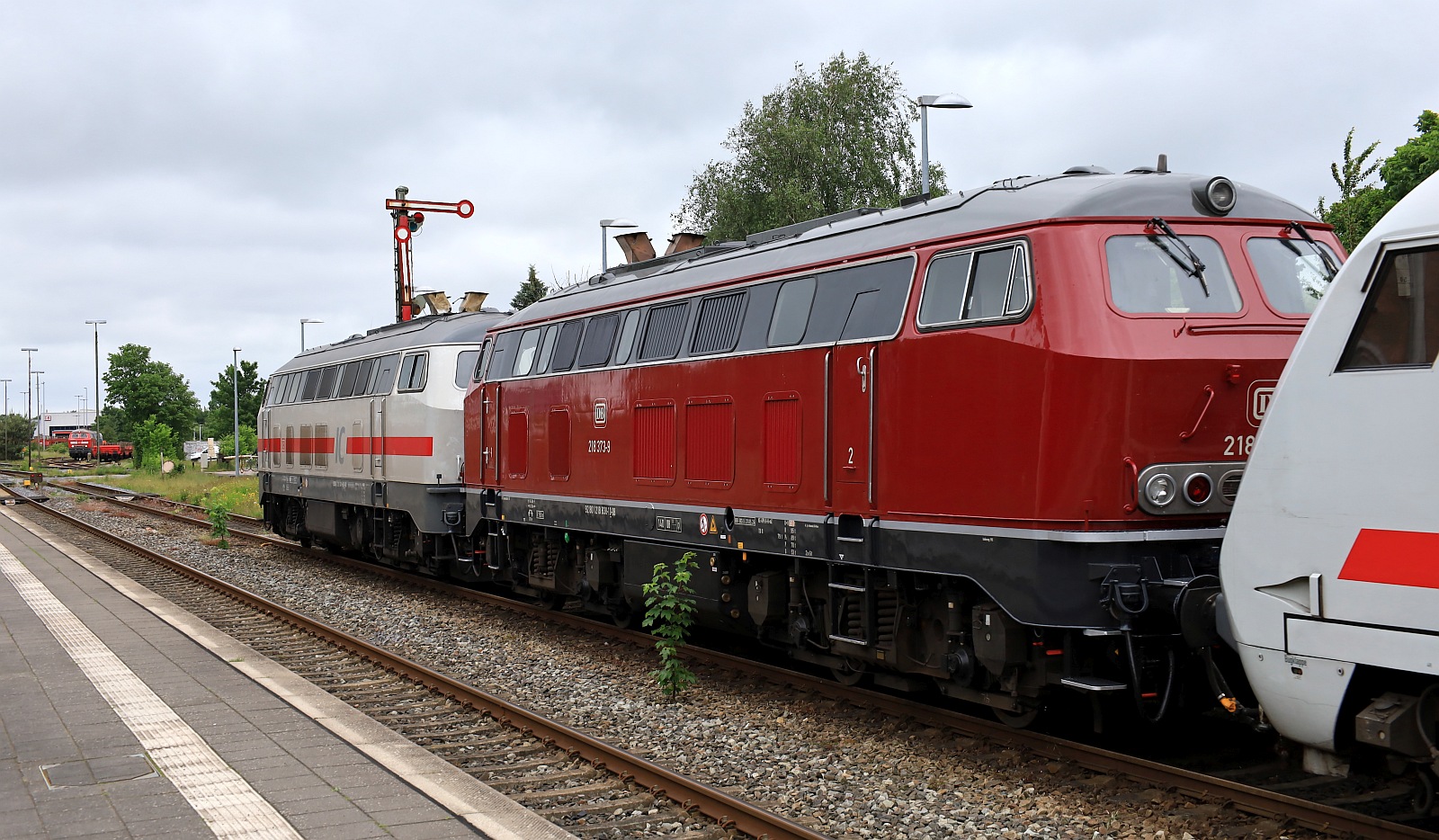 DB 218 341 + 838 rangieren 2 IC Wagen im Bhf Nieb�ll. 03.06.2024