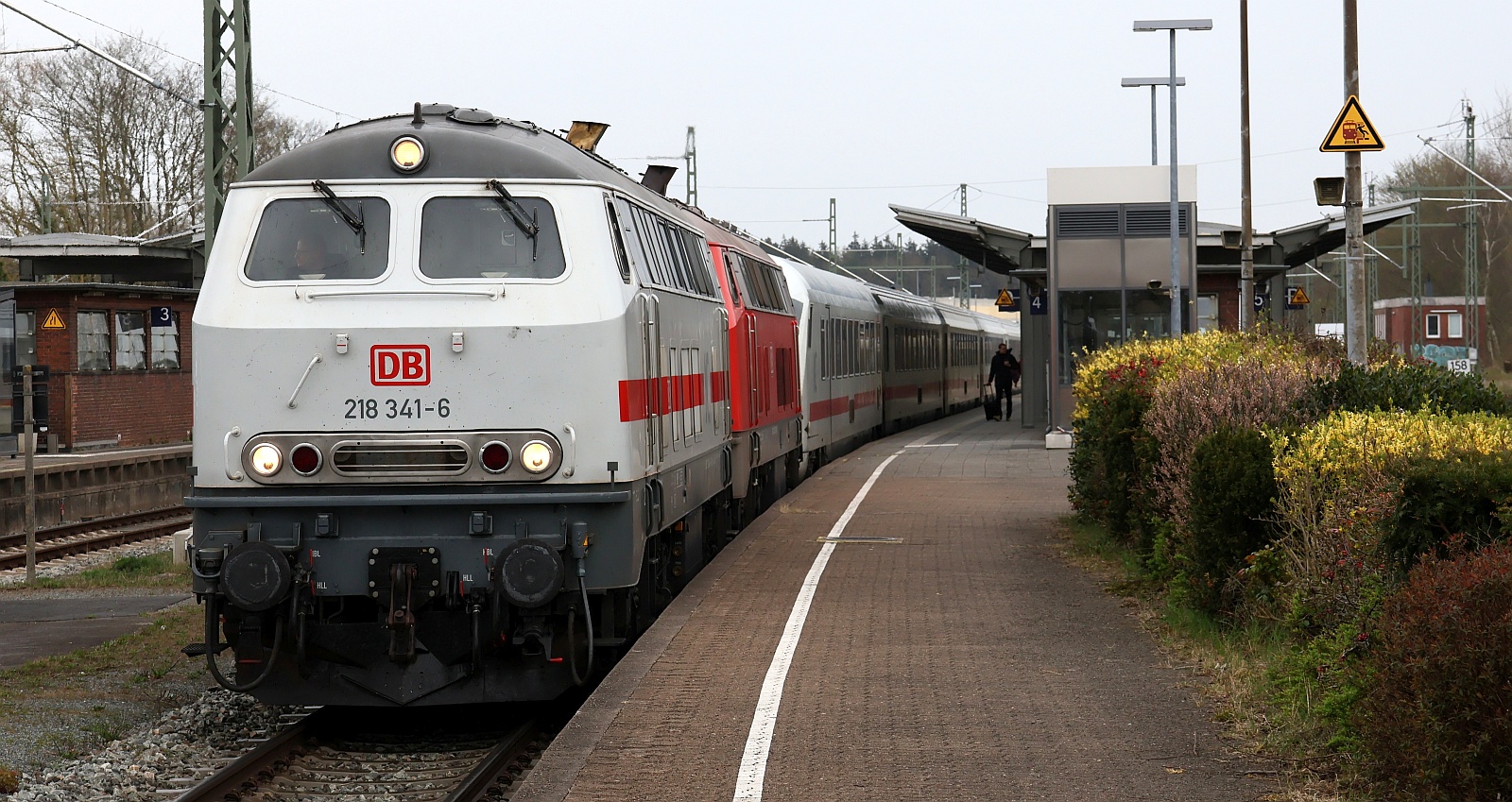 DB 218 341-6 und 307-7 mit dem verspäteten IC 2074/2076 nach Westerland. Husum 13.04.2025