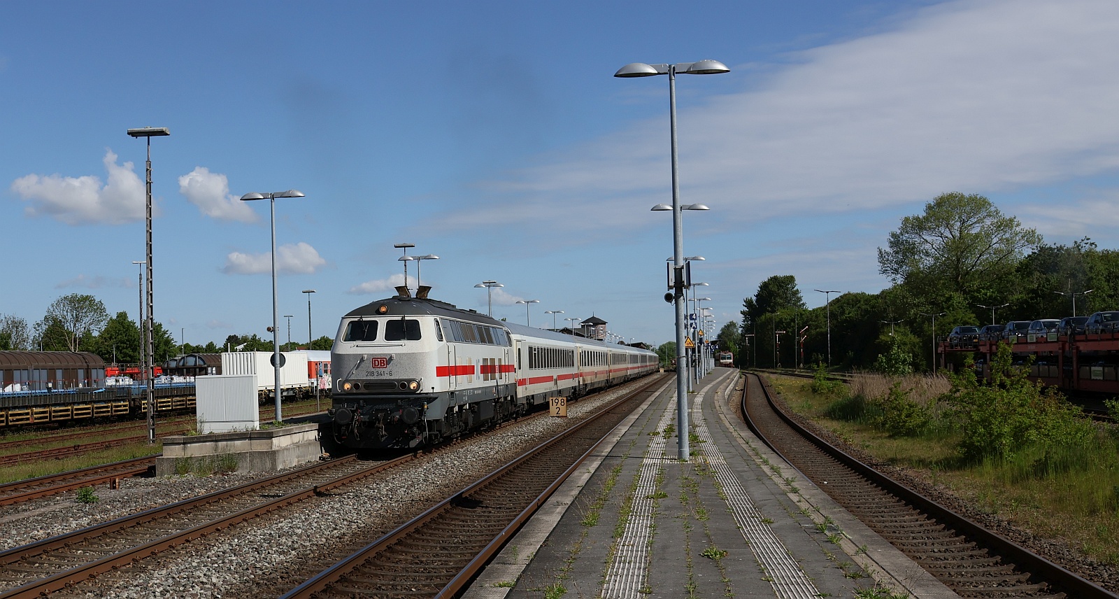 DB 218 341-6 mit IC 2311/13 Ausfahrt Niebüll gen Süden. 18.05.2025
