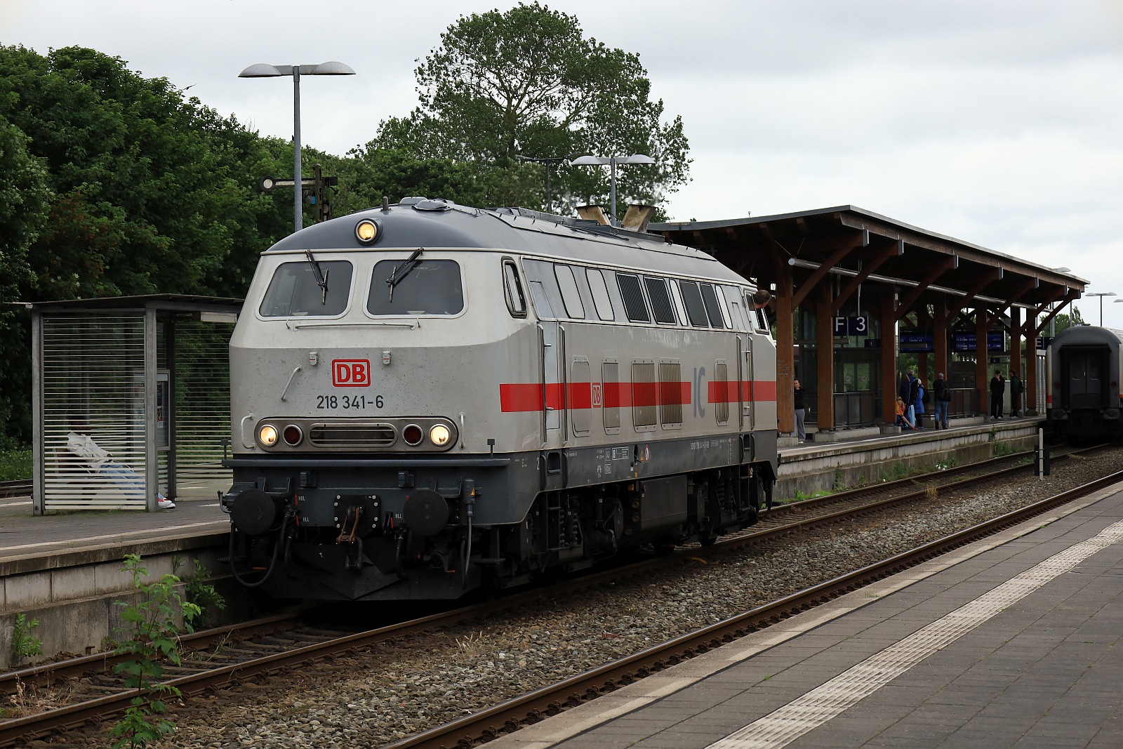 DB 218 341-6, REV/BCS X/26.02.24 rangiert wieder an ihren Zug. Nieb�ll 03.06.2024