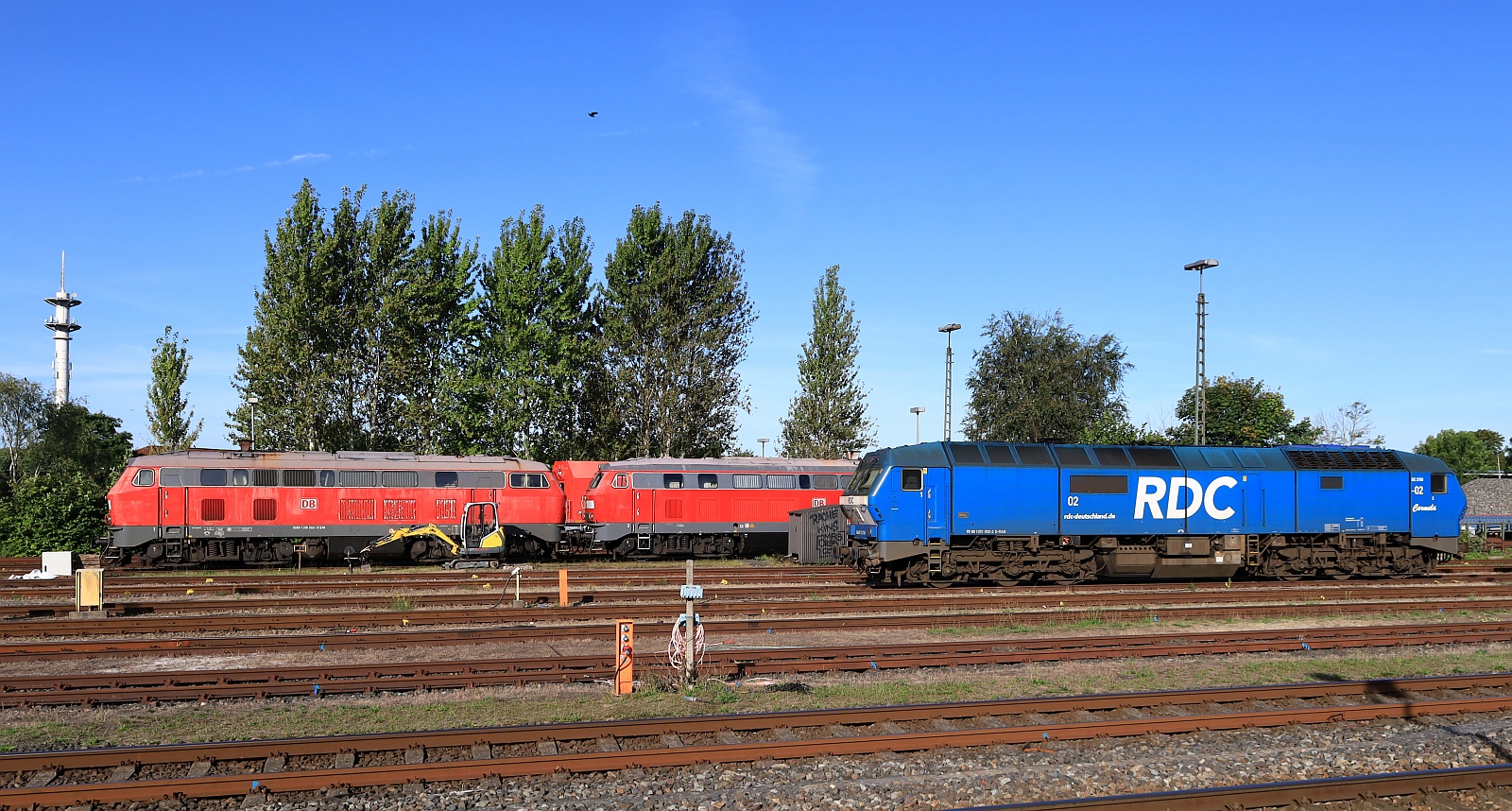 DB 218 344 die wohl bald ihre letzte Reise antritt steht hier zusammen mit der 218 82x und RAG 251 002-2 im/am Gbf in Nieb�ll abgestellt. 07.09.2025 