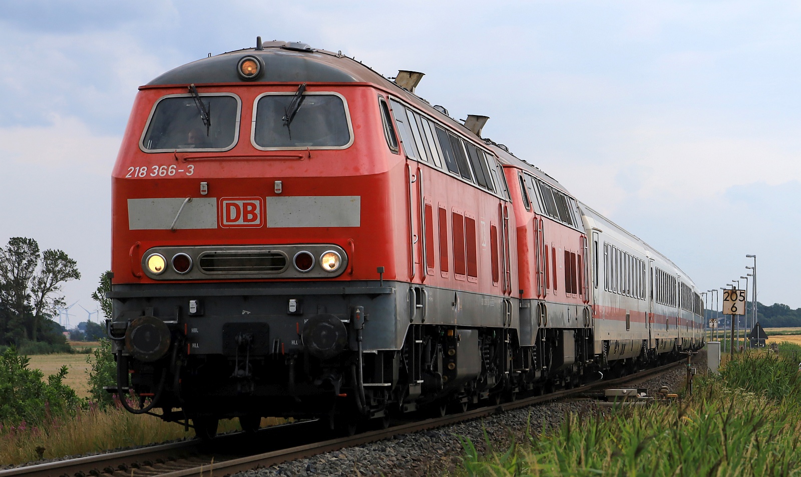 DB 218 366-3 + 832-4 mit dem verspäteten IC 2214 nach Westerland aufgenommen am Bü Lehnshallig. 20.07.2025