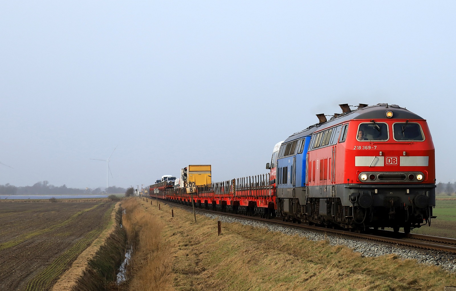 DB 218 369-7 + PRESS 218 448-9 mit SyltShuttle nach Niebüll. Bü Triangel 23.01.2024