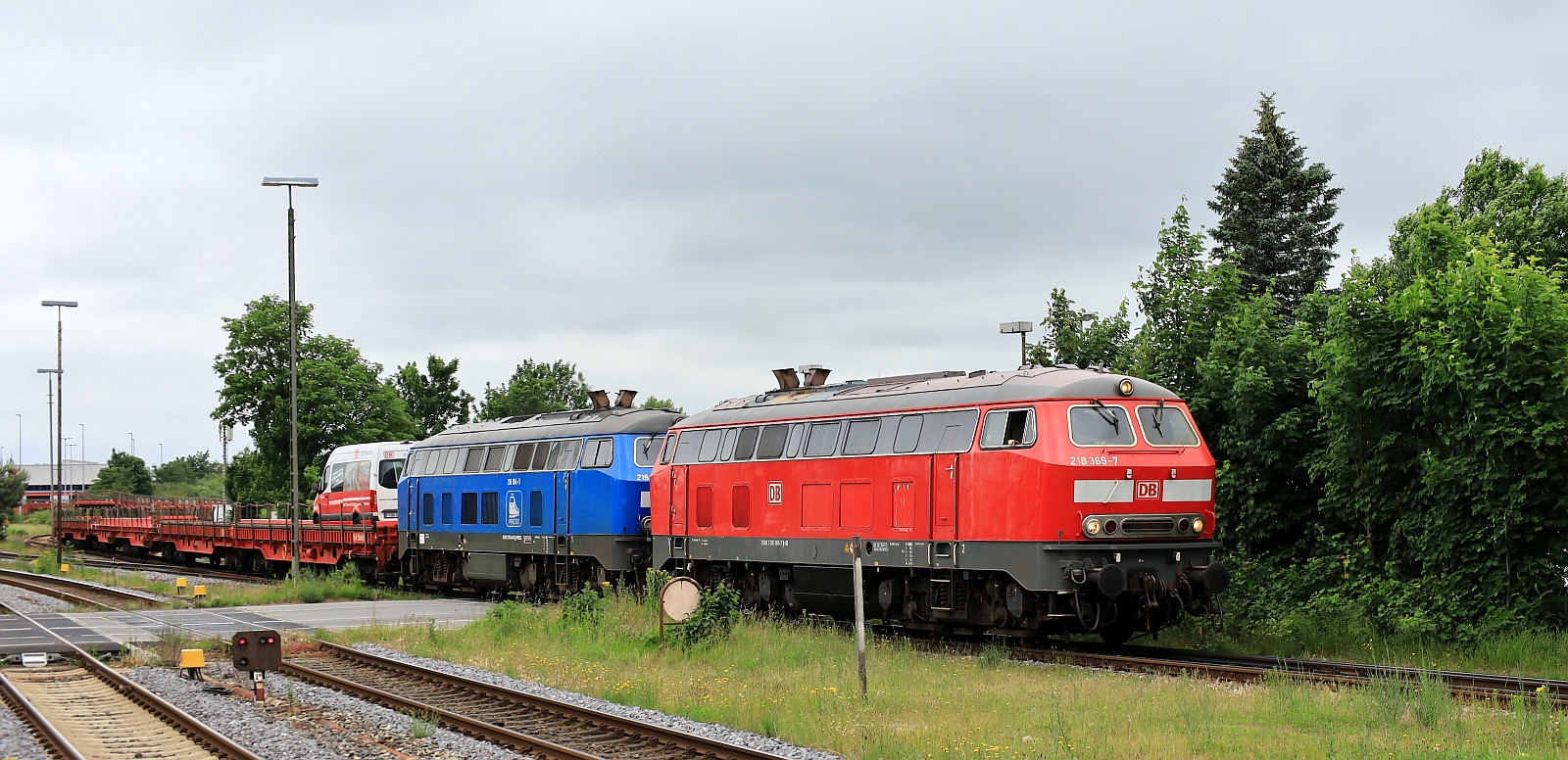 DB 218 369-7 REV/HB X/06.07.17, Verl/ANB/06.07.24 und PRESS 218 054-3/448-9 REV/BCS X/03.03.20 kamen mit ihren SyltShuttle aus der Abstellung gefahren. Nieb�ll 03.06.2024