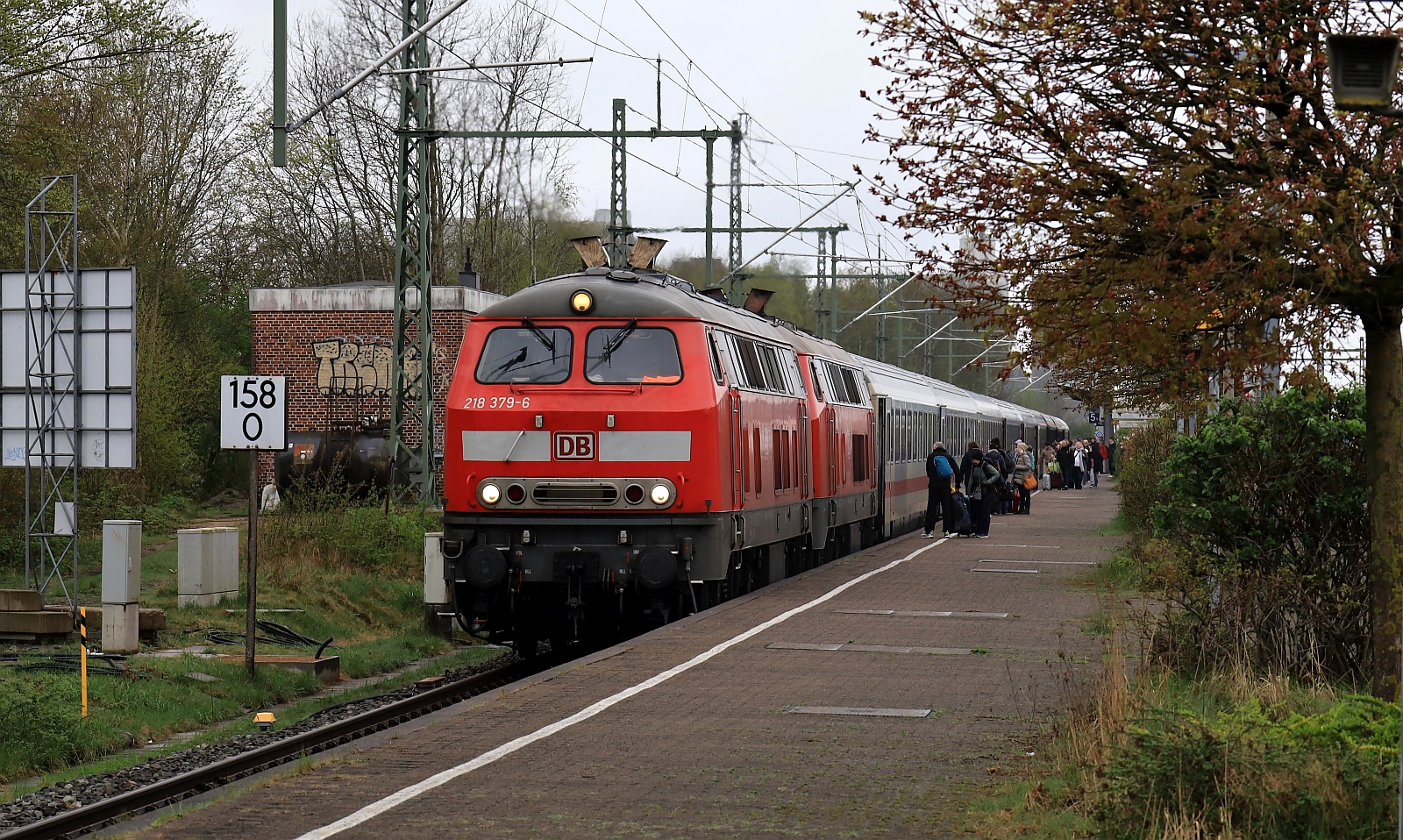DB 218 379-6 + 322-6 warten mit dem IC 2311/2313 auf Ausfahrt. Husum 20.04.2025