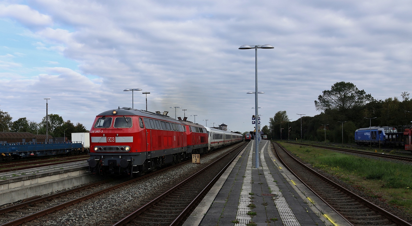DB 218 385-3 + 218 322-6 mit IC 2311/2313 Ausfahrt Niebüll. 28.09.2025