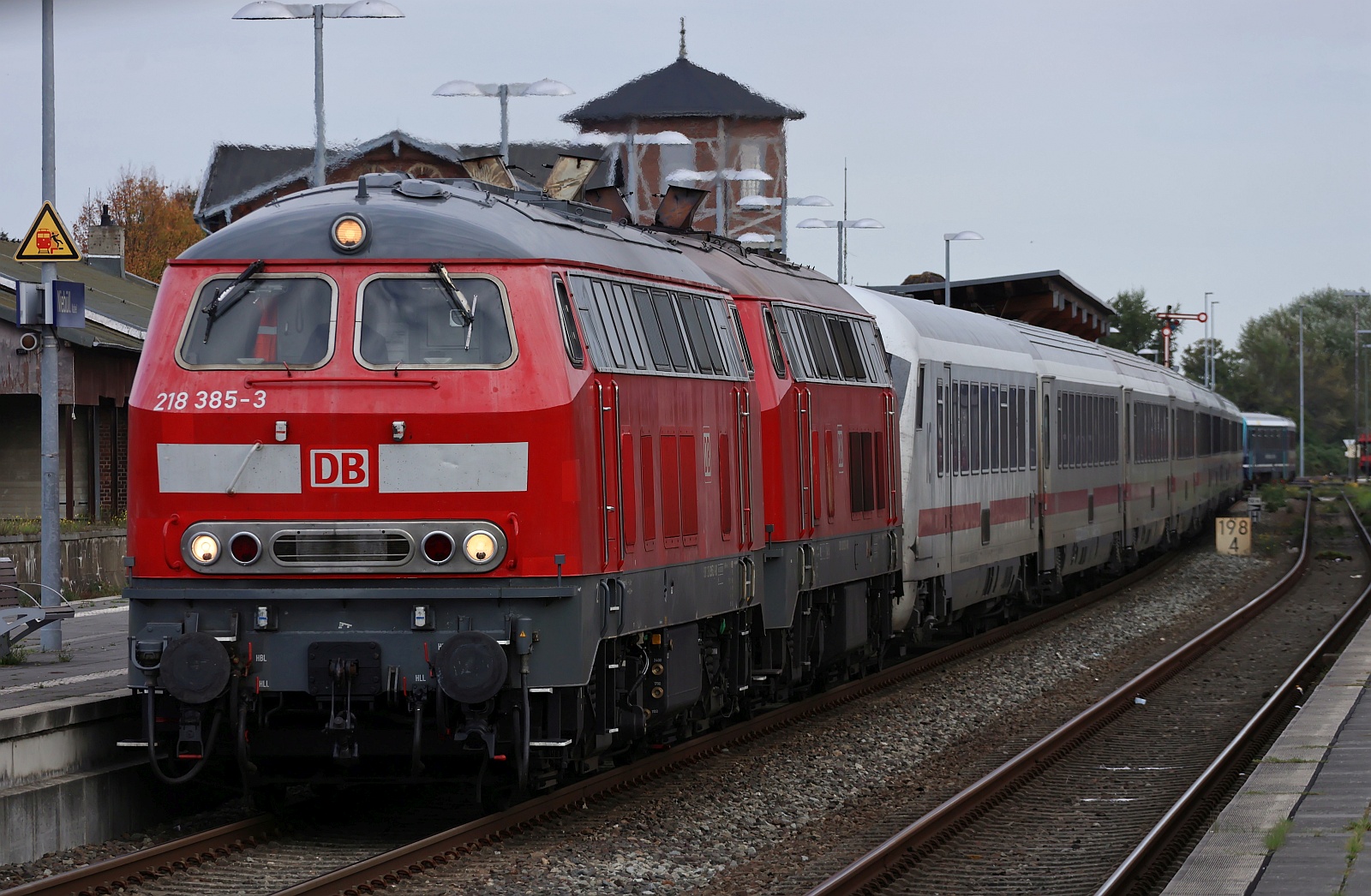 DB 218 385-3 REV/BCS X/02.09.25 + 218 322-6 REV/HB X/05.06.18, Verl/LHG 9/29.05.25, Verl/ANB/05.05.26 mit IC 2311/2313 Einfahrt Niebüll. 28.09.2025