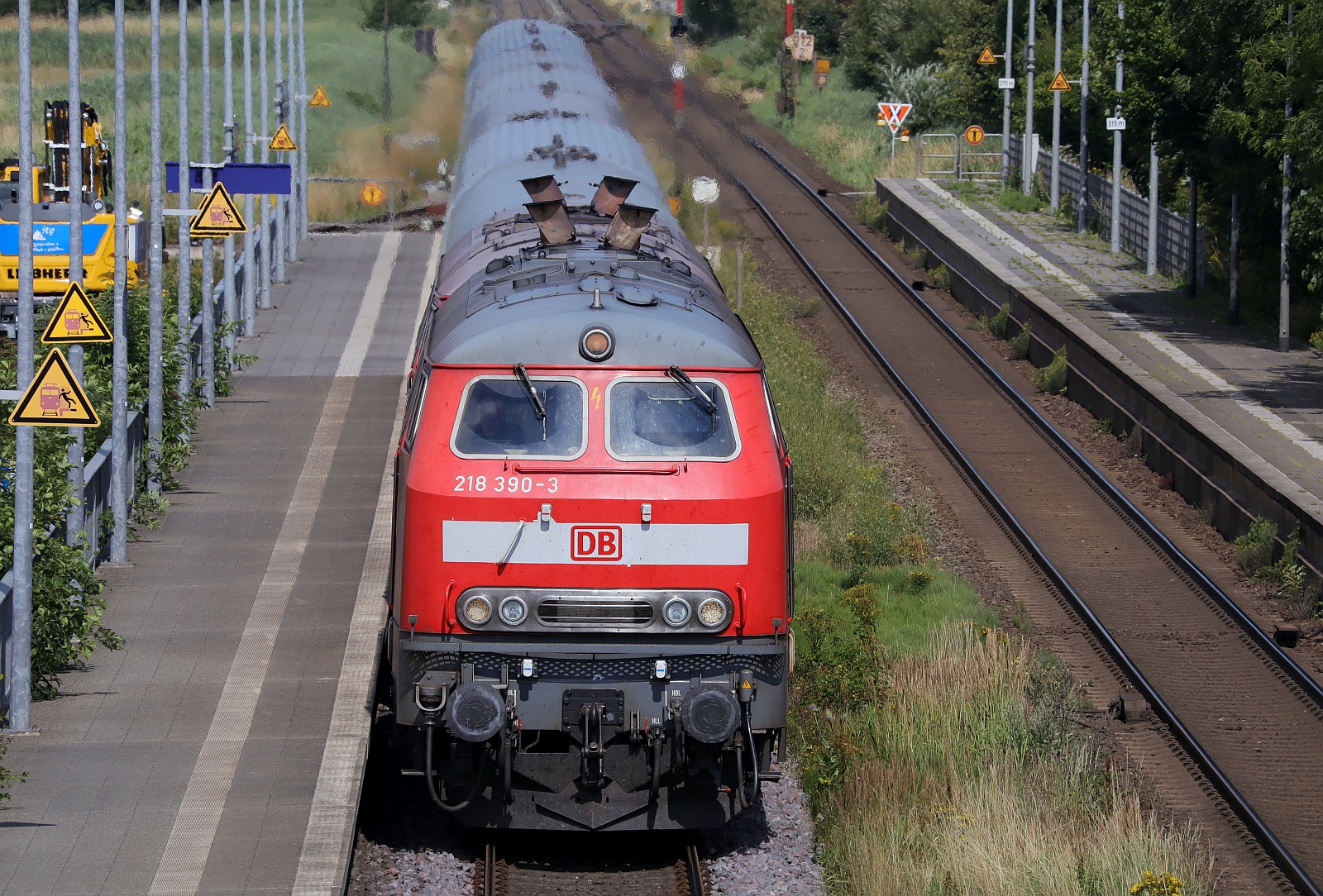 DB 218 390-3 + 218 322-6 mit dem IC 2375 Einfahrt Klanxbüll 20.07.2025