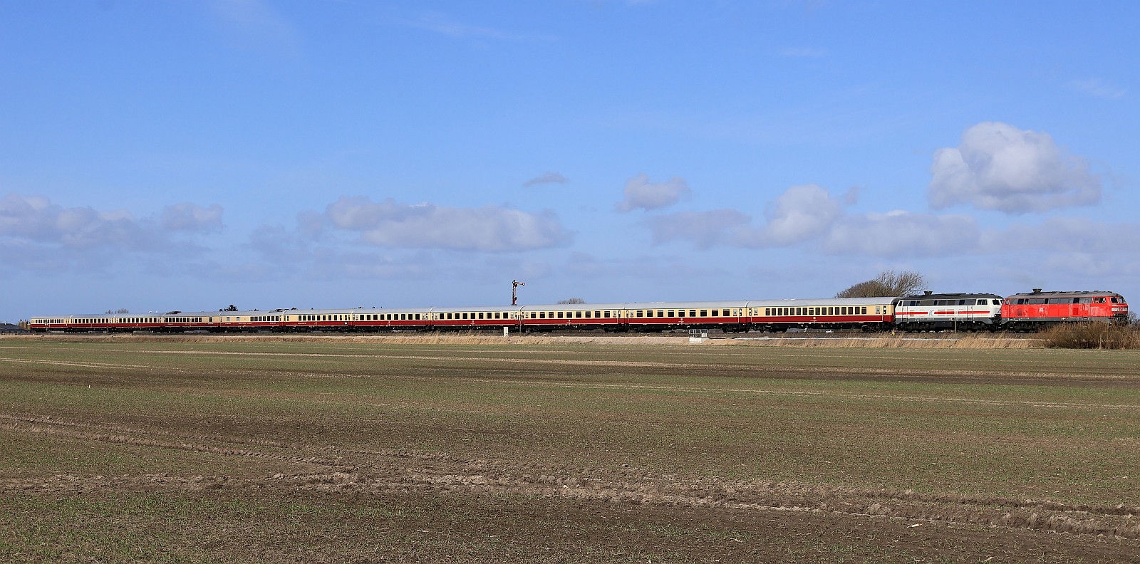 DB 218 397-8 + 218 341-6 mit dem AKE DZ 321 von Westerland nach Koblenz Ausfahrt Lehnshallig. 27.03.2026 II