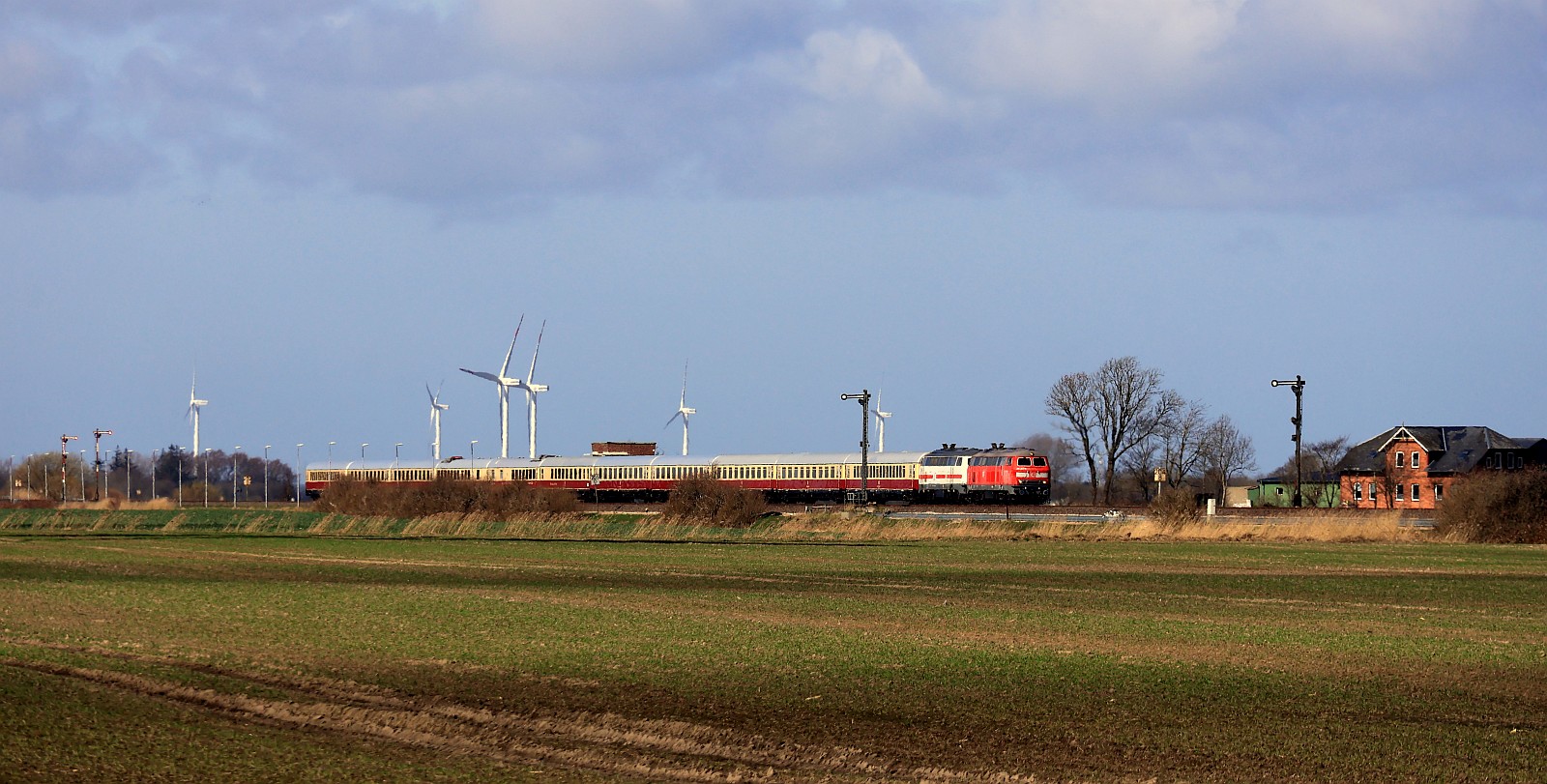 DB 218 397+341 mit dem AKE DZ 321 von Westerland nach Koblenz Einfahrt Lehnshallig. 27.03.2026
