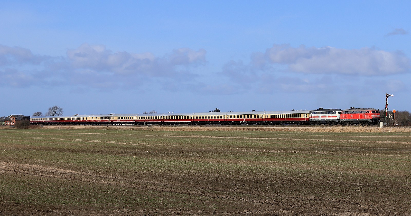 DB 218 397+341 mit dem AKE DZ 321 von Westerland nach Koblenz Ausfahrt Lehnshallig. 27.03.2026 I