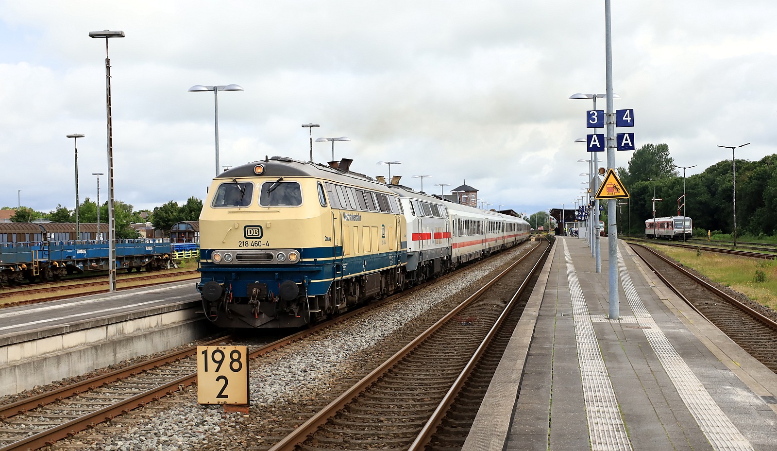 DB 218 460-4 + 218 341-6 mit IC 2310 Ausfahrt Niebüll Bhf gen Süden. Niebüll 22.06.2024