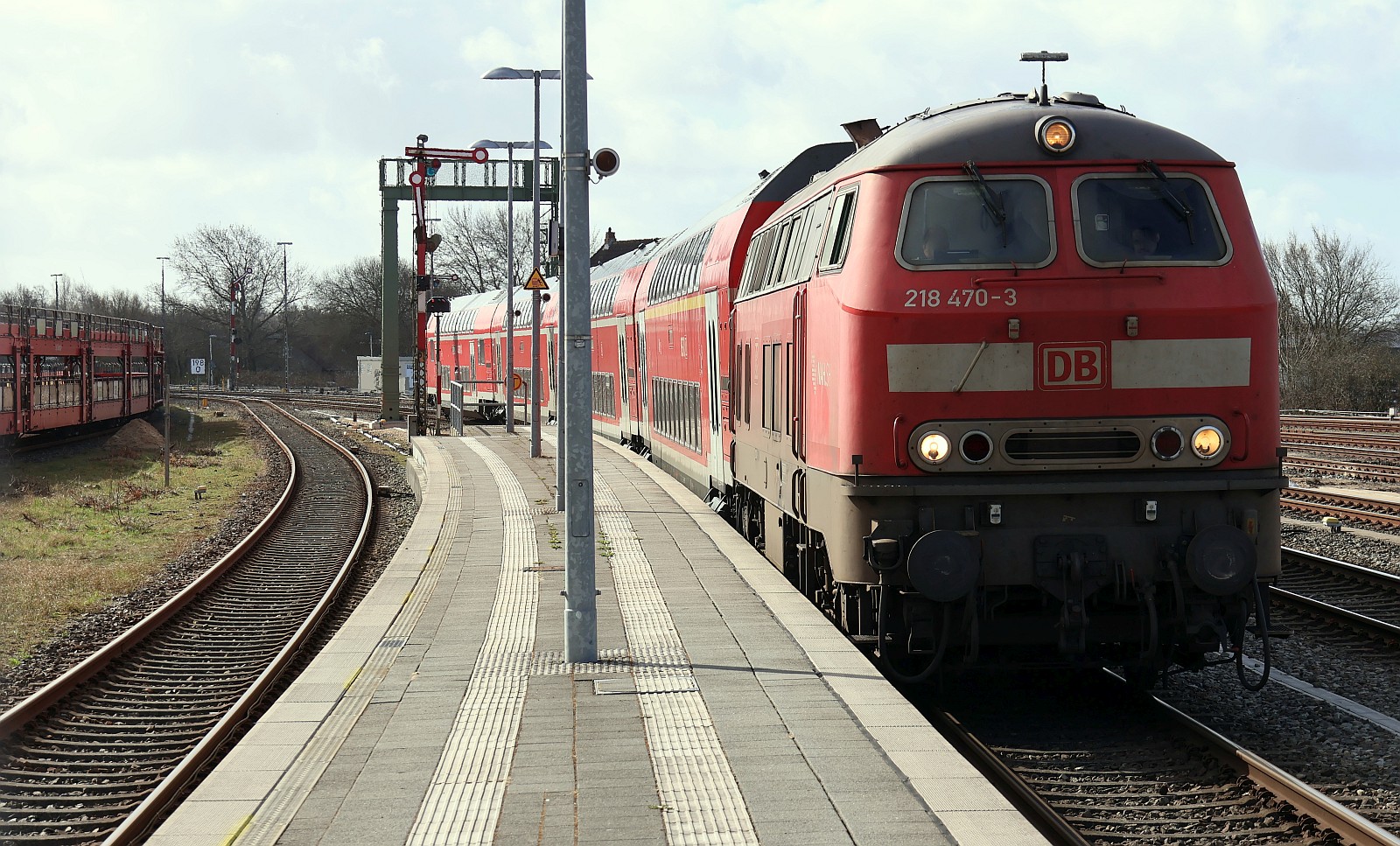 DB 218 470-3 mit RE nach Westerland Einfahrt Niebüll. 27.03.2026