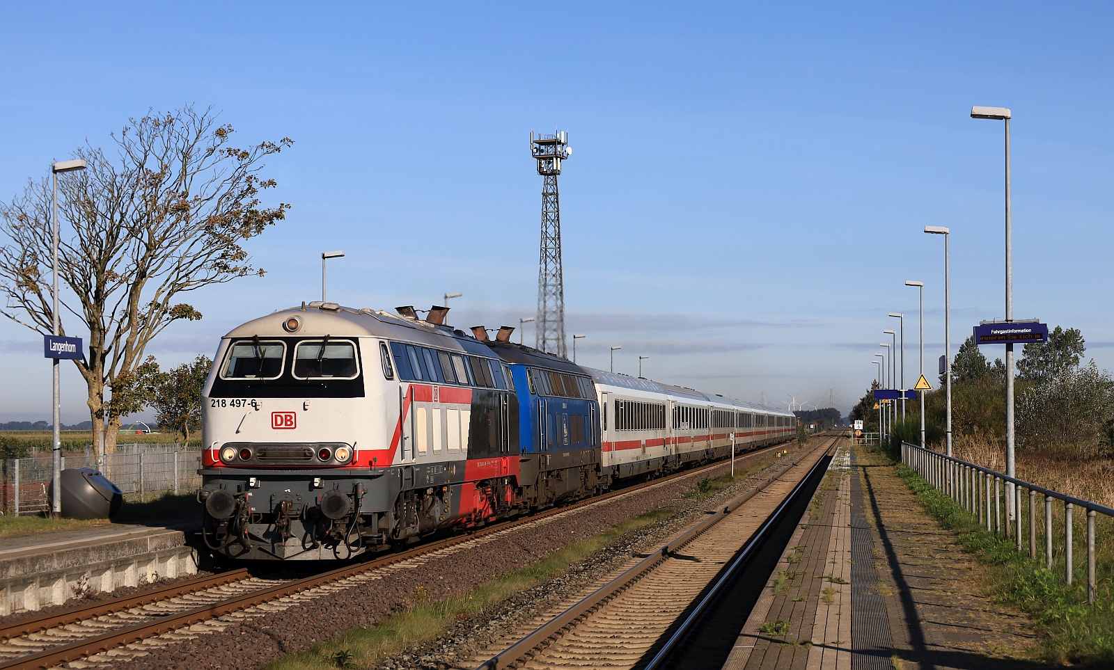 DB 218 497 + PRESS 218 054(448) mit IC 2311 unterwegs gen S�den. Langenhorn 05.10.2024