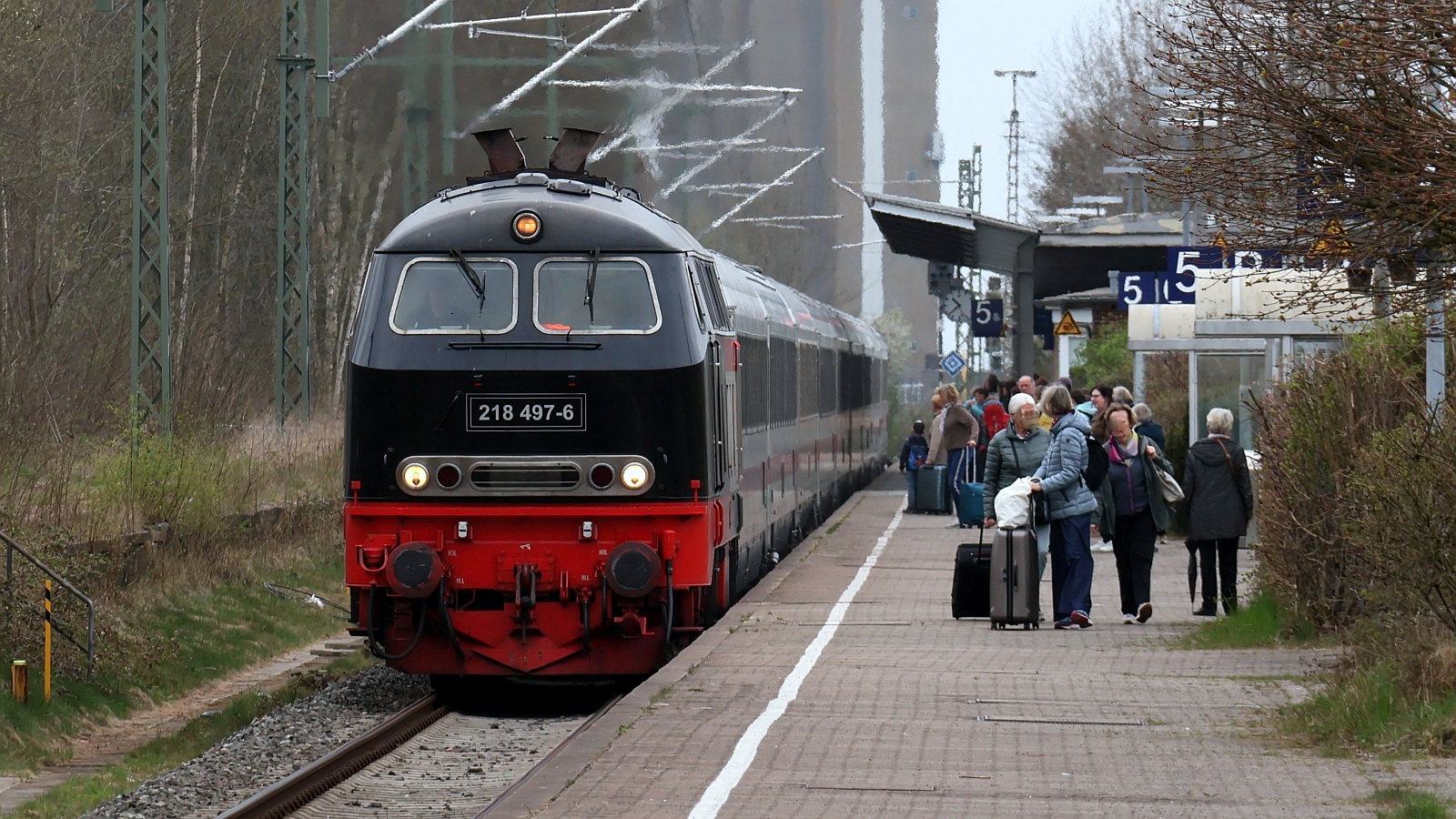 DB 218 497-6 mit dem IC 2311/2313 Einfahrt Husum am 13.04.2025