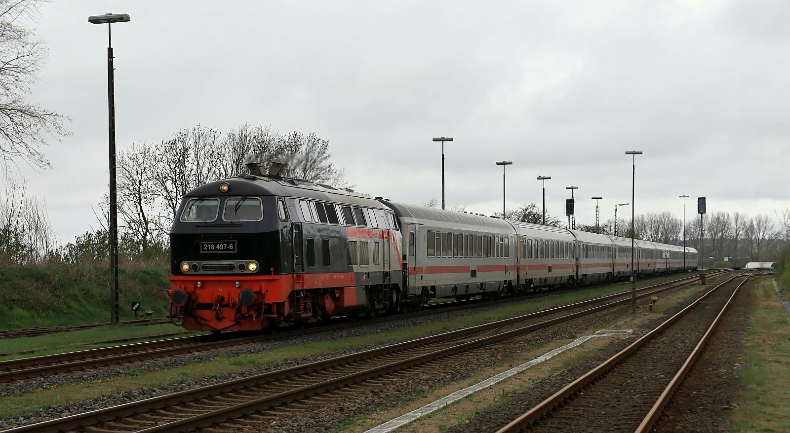 DB 218 497-6 mit dem IC 2375 Einfahrt Husum-Nord gen Süden. 20.04.2025