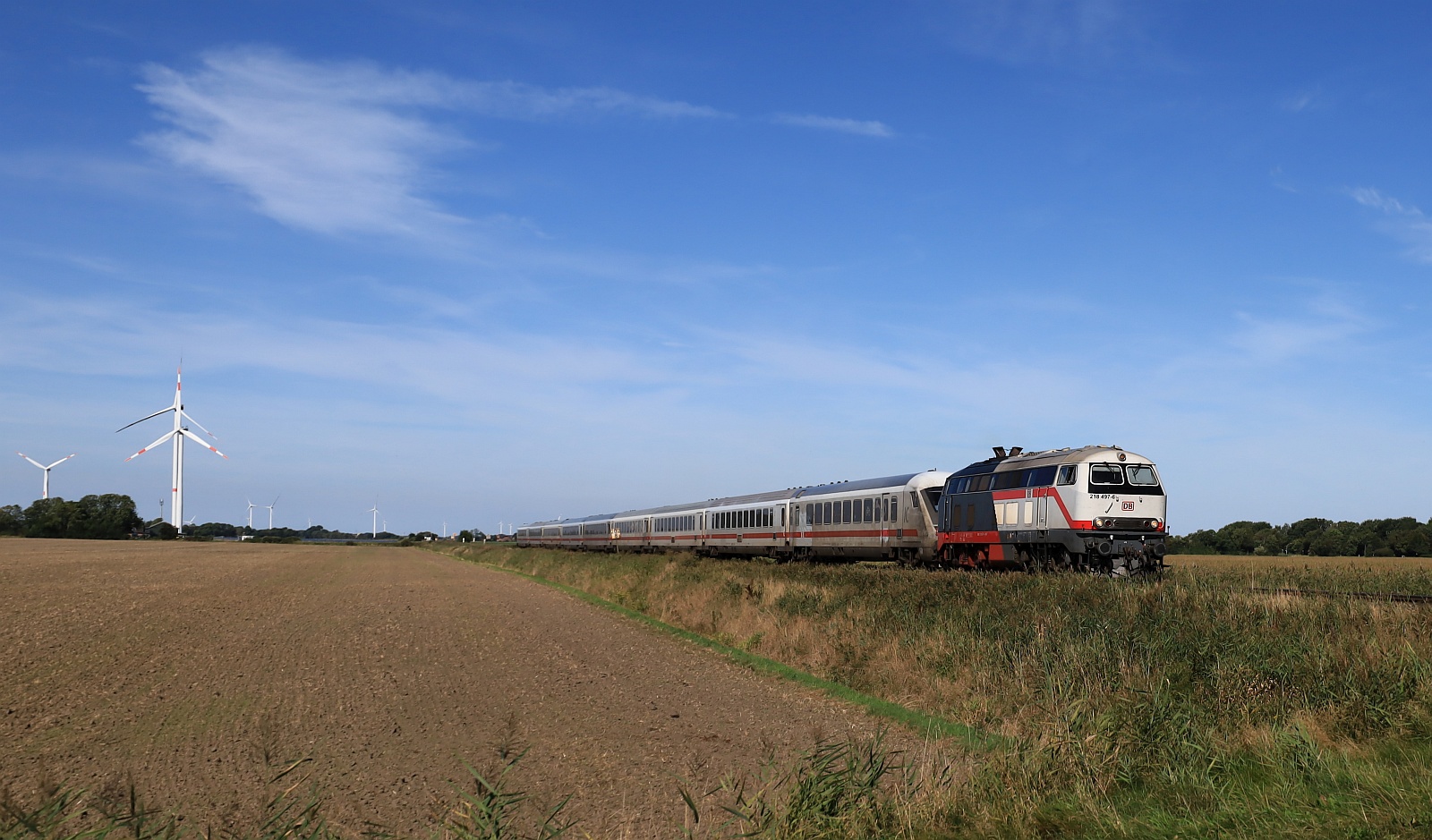 DB 218 497-6 mit IC 2375 nach Hamburg passiert hier den Bü Triangel bei Niebüll. 07.09.2025