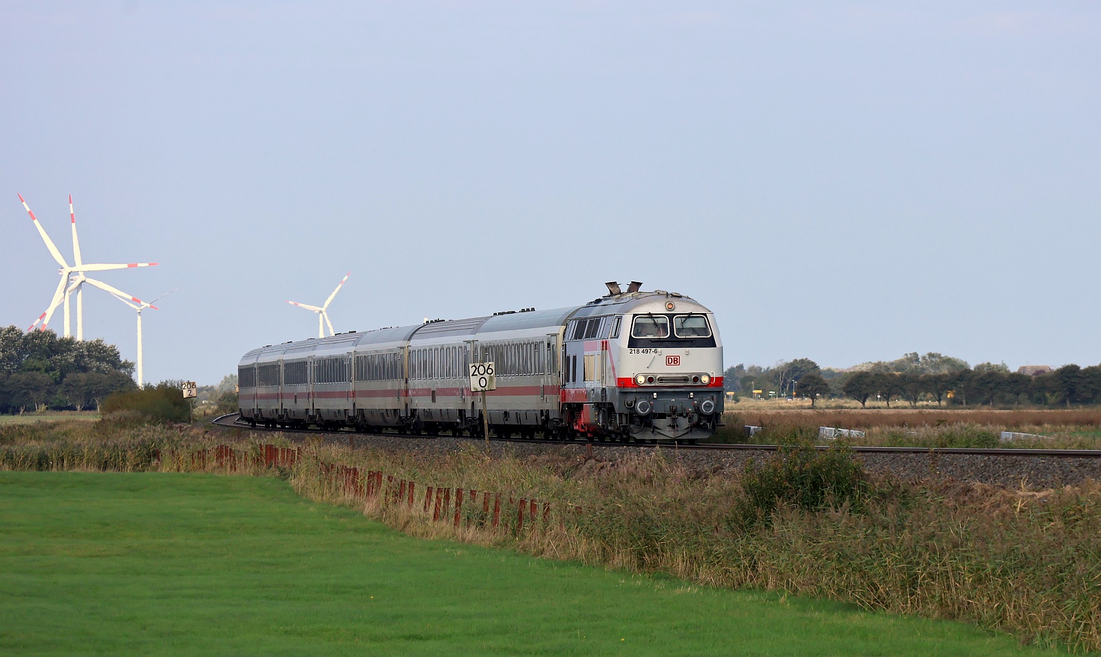 DB 218 497-6 mit IC 2375 kurz vor der Einfahrt in die Blockstelle Lehnshallig. 28.09.2025