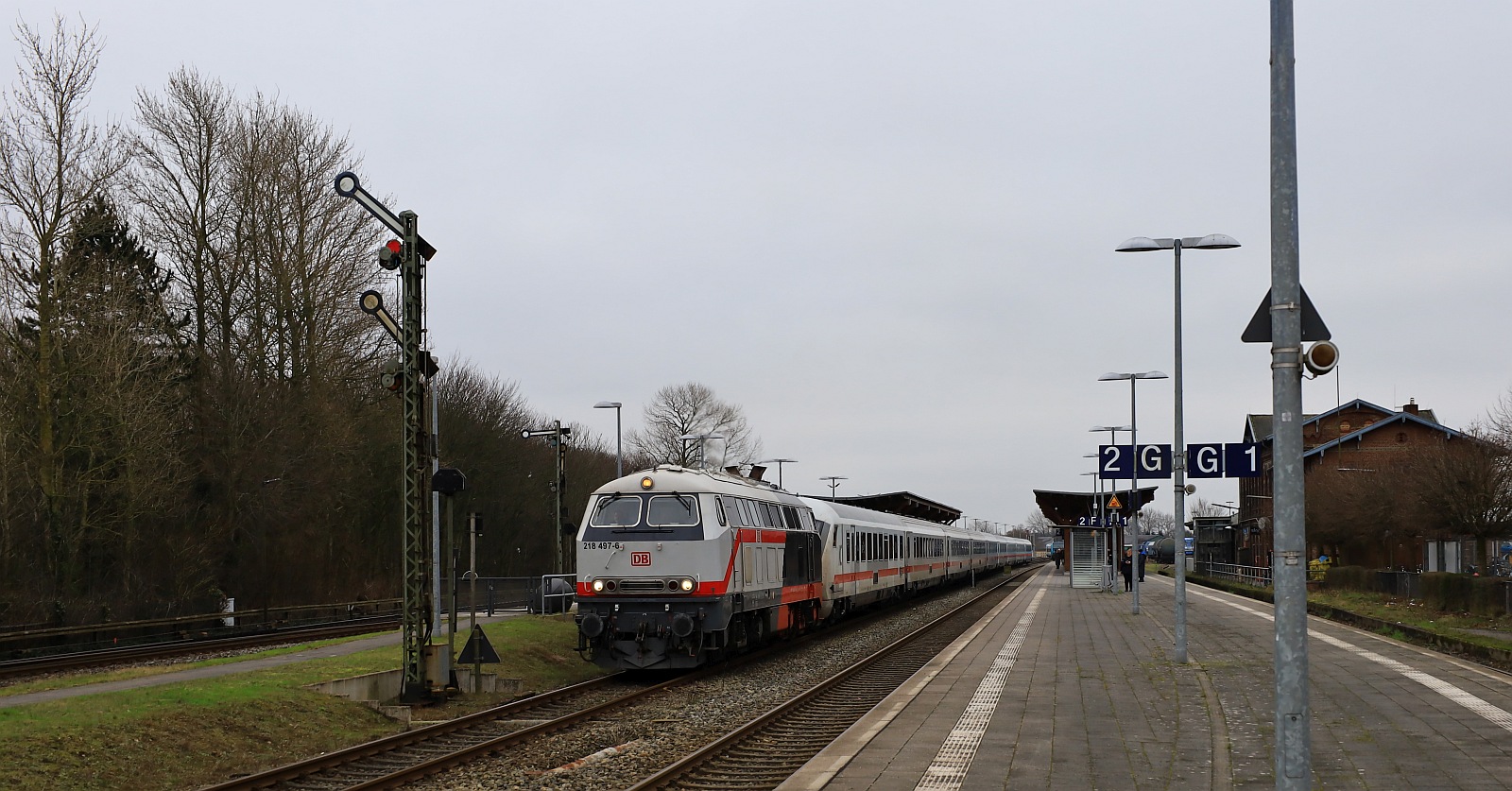 DB 218 497-6 REV/BCS X/28.05.21 mit IC 2214 Ausfahrt Nieb�ll Bhf Richtung Westerland. 27.02.2024