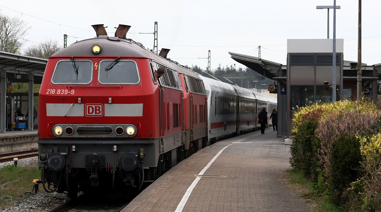 DB 218 839 + 218 390 mit dem stark verspäteten IC 2214/2216 Ausfahrt Husum. 13.04.2025