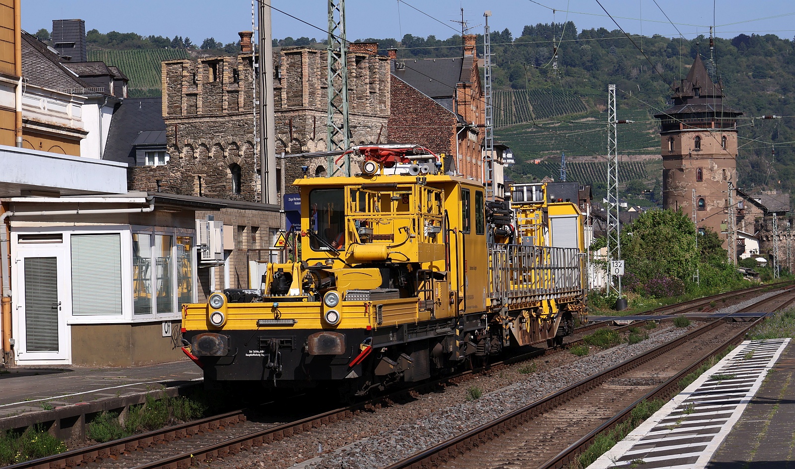 DB Bahnbau Gruppe MTW 100 99 80 9436 000-0 mit zugehörigem Sonderwagen (Snps). Oberwesel 13.08.2025