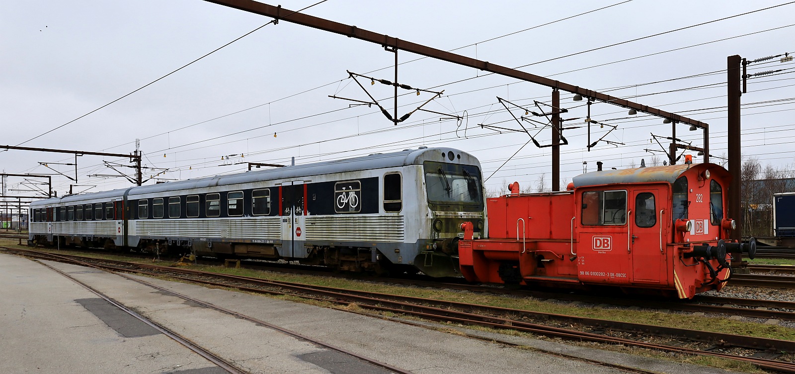 DBCSC K�f 282  Martha  bewacht den ex DSB nun Railservice MR/MRD Tirebwagen 40/4237. Pattburg/DK 27.02.2024