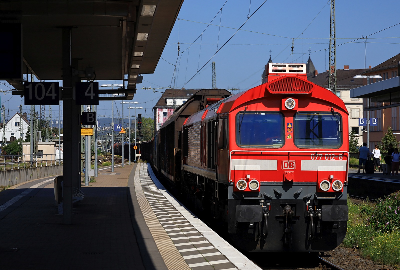 DB/F 077 012-8 mit langem G�terzug von Koblenz-L�tzel kommend festgehalten bei der Durchfahrt Koblenz Hbf. 11.09.2023