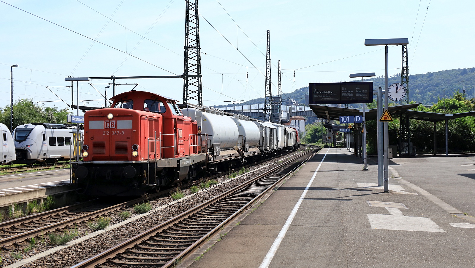 DBFWD 212 347-9 REV/BCS X/27.01.17, Verl/BCS X/26.01.25 und DBFWD 212 298-4 REV/BCS X/02.11.23 mit dem  Bl�mchentot-Zug  dieseln hier gem�tlich durch Bingen am Rhein. 06.08.2024 Var.1