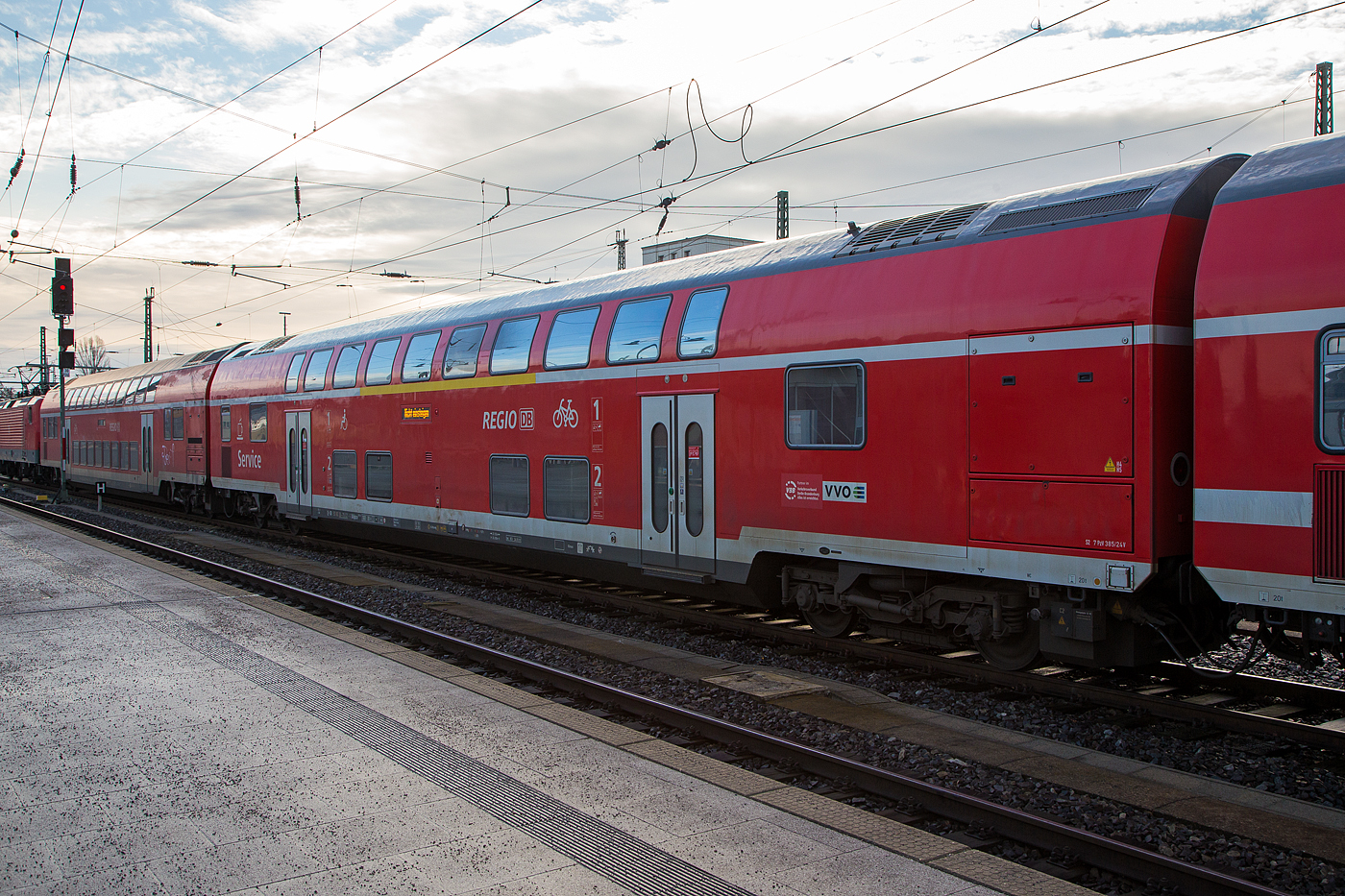Der 1./2. Klasse klimatisierter Doppelstock-Reisezugwagen mit Servicebereich, D-DB 50 80 36 – 75 021-6 der Gattung/Bauart DABpbza 757.8, der DB Regio Nordost (Cottbus) am 08 Dezember 2022 eingereiht im Zugverband im Hauptbahnhof Dresden.

Der Wagen wurde 1998 von der DWA - Deutsche Waggonbau AG im Werk Görlitz, in der Gattung/Bauart DABpza 757.5 gebaut, 2013 wurde er im AW Wittenberge in die heutige DABpbza 757.8 (Redesign Netz Elbe-Elster) umgebaut.

TECHNISCHE DATEN:
Gattung/Bauart: DABpbza 757.8
Spurweite: 1.435 mm
Anzahl der Achsen: 4 (2´2´)
Länge über Puffer: 26.800 mm
Wagenkastenlänge: 26 400 mm
Wagenkastenbreite: 2.784 mm
Höhe über Schienenoberkante: 4.631 mm
Drehzapfenabstand: 20.000 mm
Achsstand im Drehgestell: 2 500 mm
Drehgestellbauart:  Görlitz VIII
Leergewicht: 52 t
Höchstgeschwindigkeit: 160 km/h 
Sitzplätze: 19 (1. Klasse) und 69 (2.Klasse)
Toiletten: 2, davon 1 behindertengerecht, geschlossenes System
Einstieg: Hoch
Bremse: KE-R-A-Mg (D)
Heizung: Klimaes
Servicebereich: Getränke-, Kaffee- und Snackautomat
Bemerkung: Eingeschränkt dieselloktauglich