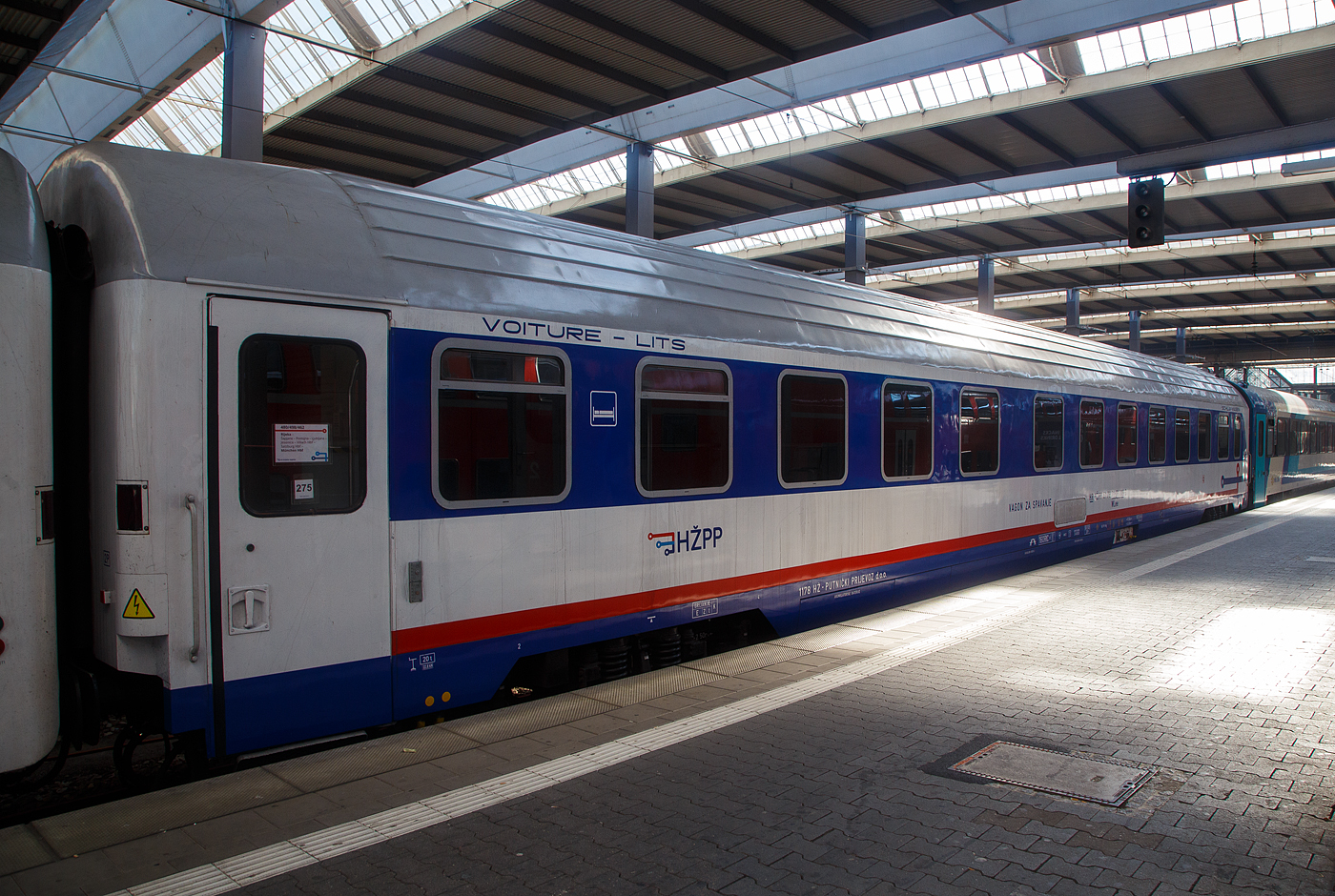 Der 1/2 Klasse Schlafwagen HR-H�PP 61 78 71-70 009-3 der Gattung WLee der H�PP - Hrvatske �eljeznice Putnički prijevoz/ Kroatische Eisenbahnen Personenverkehrssparte am 25 Juli 2022 im Hbf M�nchen eingereiht im Zugverband als Wagen 275 des EN 498 „Lisinski“ (Zargreb – Dobova – Ljubjana – Jesenice – Villach – Salzburg – M�nchen) / EN 462 „K�lm�n Imre“ (Budapest - Győr - Hegyeshalom - Wien Hbf - Linz – Salzburg - M�nchen).

TECHNISCHE DATEN:
L�nge: 24.500 mm
Drehzapfenabstand: 17.200 mm
Breite: 2.883 mm
H�he: 4.193 mm
Baujahr: 1980
Eigengewicht: 50 t
Betten (max.): 33
H�chstgeschwindigkeit: 160 km/h
Bremse: KE-PR-Mg