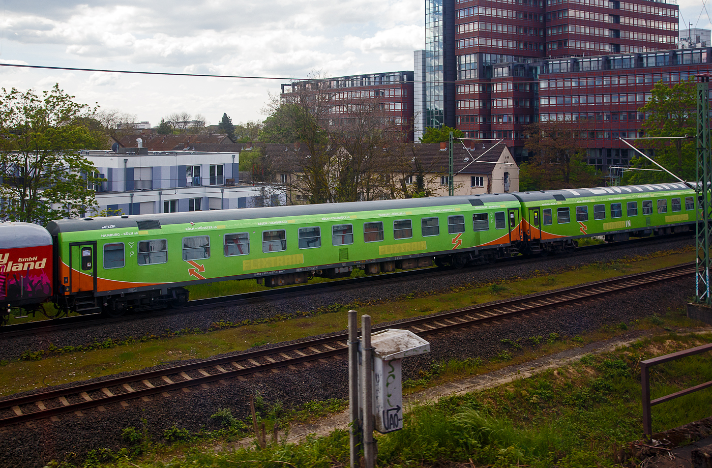 Der 2. Klasse Abteilwagen D-BTEX 51 80 21-90 523-8 der Gattung/Bauart Bomz 236.3 der BTE BahnTouristikExpress GmbH (Nürnberg), früher für FLIXTRAIN im Einsatz, ex InterCity-Abteilwagen der  2. Klasse der DB Fernverkehr AG, am 30.04.2023 im Zugverband in Köln-Deutz, aus einem Zug heraus fotografiert. 

Der Wagen wurde 1991 vom Raw Halberstadt gebaut.

TECHNISCHE DATEN:
Spurweite: 1.435 mm
Anzahl der Achsen: 4 (in zwei Drehgestellen)
Länge über Puffer: 26.400 mm
Wagenkastenlänge: 26.100 mm
Wagenkastenbreite: 2.825 mm
Höhe über Schienenoberkante: 4.050 mm
Drehzapfenabstand: 19.000 mm
Achsstand im Drehgestell: 2.600 mm
Drehgestellbauart:  GP 200-S-Mg
Leergewicht: 40 t
Höchstgeschwindigkeit: 200 km/h
Sitzplätze: 66 in der 2. Klasse
Abteile: 11 
Toiletten: 2, geschlossenes System
