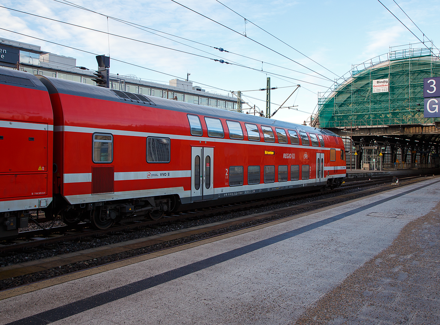Der 2. Klasse klimatisierte Doppelstock-Steuerwagen, D-DB 50 80 36 – 75 021-6 der Gattung/Bauart DBpzfa 763.7, der DB Regio Nordost (Cottbus) am 08 Dezember 2022 eingereiht im Zugverband im Hauptbahnhof Dresden.

Der Wagen wurde 1998 von der DWA - Deutsche Waggonbau AG im Werk Görlitz, in der Gattung/Bauart DBpbzfa 763.5 gebaut, 2013 wurde er im AW Wittenberge in die heutige Gattung/Bauart DBpzfa 763.7 umgebaut, seit 2021 ist er im Redesign Netz Elbe-Elster.

TECHNISCHE DATEN:
Gattung/Bauart: DBpzfa 763.7
Spurweite: 1.435 mm
Anzahl der Achsen: 4 (2´2´)
Länge über Puffer: 27.270 mm
Wagenkastenlänge: 26 6600 mm
Wagenkastenbreite: 2.784 mm
Höhe über Schienenoberkante: 4.631 mm
Drehzapfenabstand: 20.000 mm
Achsstand im Drehgestell: 2 500 mm
Drehgestellbauart:  Görlitz VIII
Leergewicht: 52 t
Höchstgeschwindigkeit: 160 km/h 
Sitzplätze: 124 in der 2.Klasse
Toiletten: keine
Bremse: KE-PR-A-Mg-mZ (D) [ep|NBÜ]
Heizung: Klimaes
Bemerkung: 1 Mehrzweckabteil; eingeschränkt dieselloktauglich