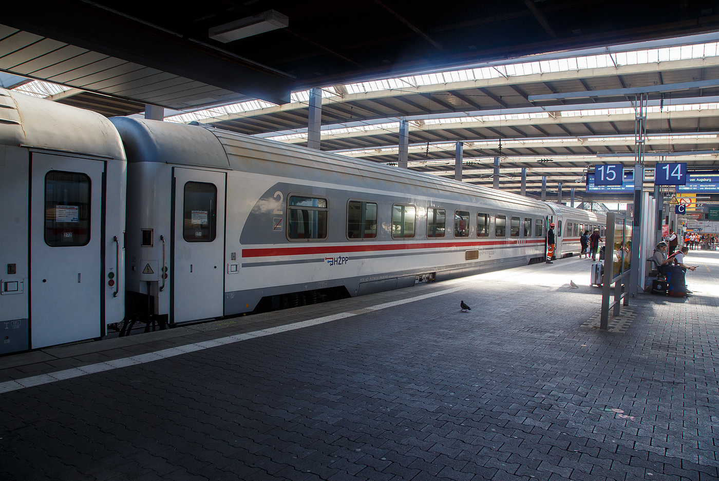 Der 2te Klasse Reisezugwagen (Abteilwagen) HR-H�PP 61 78 20-70 085-5 der Gattung Bee der H�PP - Hrvatske �eljeznice Putnički prijevoz/ Kroatische Eisenbahnen Personenverkehrssparte am 25 Juli 2022 im Hbf M�nchen eingereiht im Zugverband als Wagen 273 des EN 498 „Lisinski“ (Zargreb – Dobova – Ljubjana – Jesenice – Villach – Salzburg – M�nchen) / EN 462 „K�lm�n Imre“ (Budapest - Győr - Hegyeshalom - Wien Hbf - Linz – Salzburg - M�nchen).

TECHNISCHE DATEN:
L�nge: 24.500 mm
Drehzapfenabstand: 17.200 mm
Achsabstand im Drehgestell: 2.500 mm
Eigengewicht: 50 t
Sitzpl�tze: 66 in 10 Abteilen � 6 Sitze in der 2. Klasse
WC/Toiletten: 2
H�chstgeschwindigkeit: 160 km/h
Bremse: KE-PR-Mg